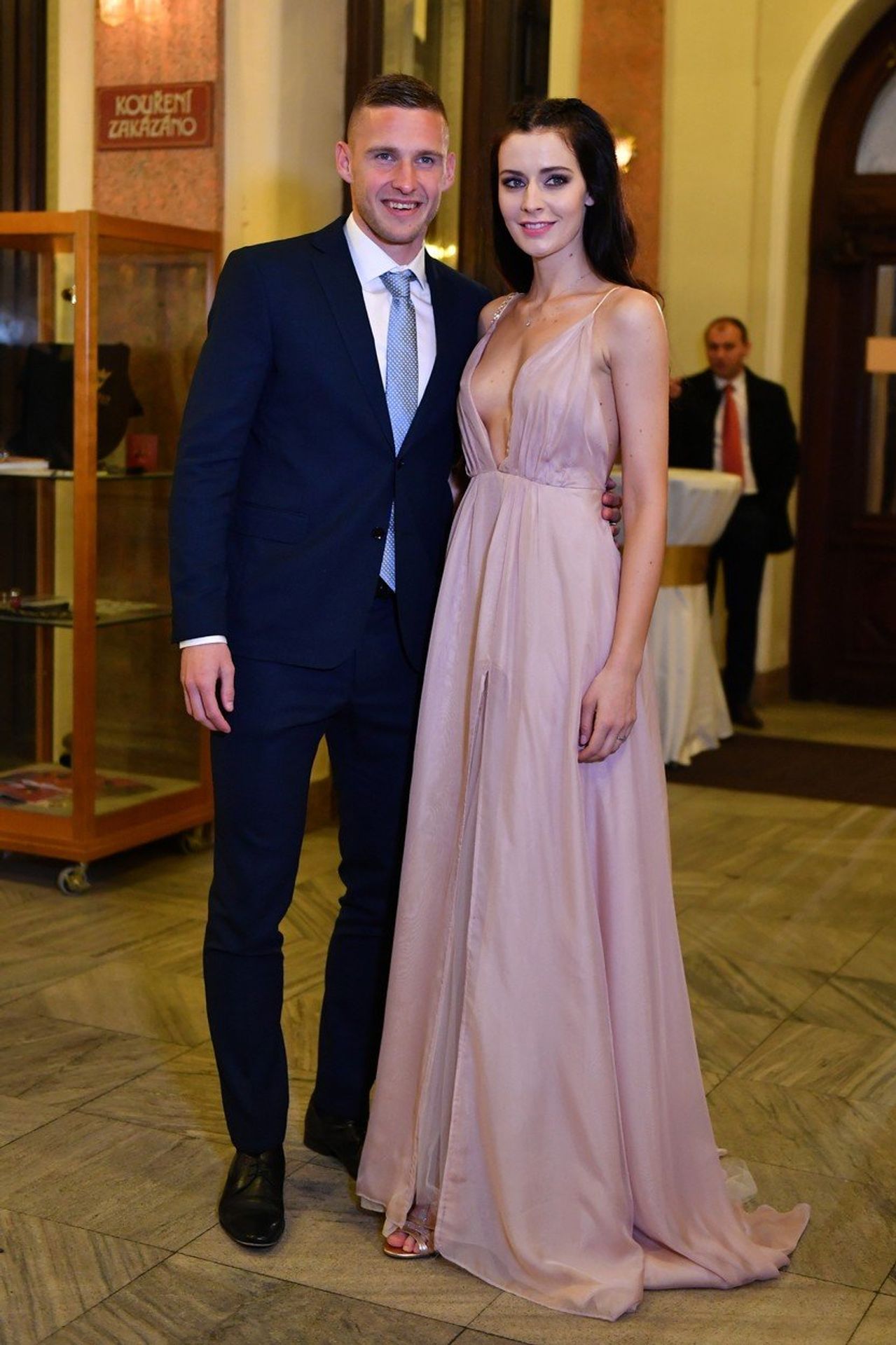 Pavel Kadeřábek a manželka Tereza - GALERIE: Fotbalisté vyvedli své patnerky na galavečer (1/5)