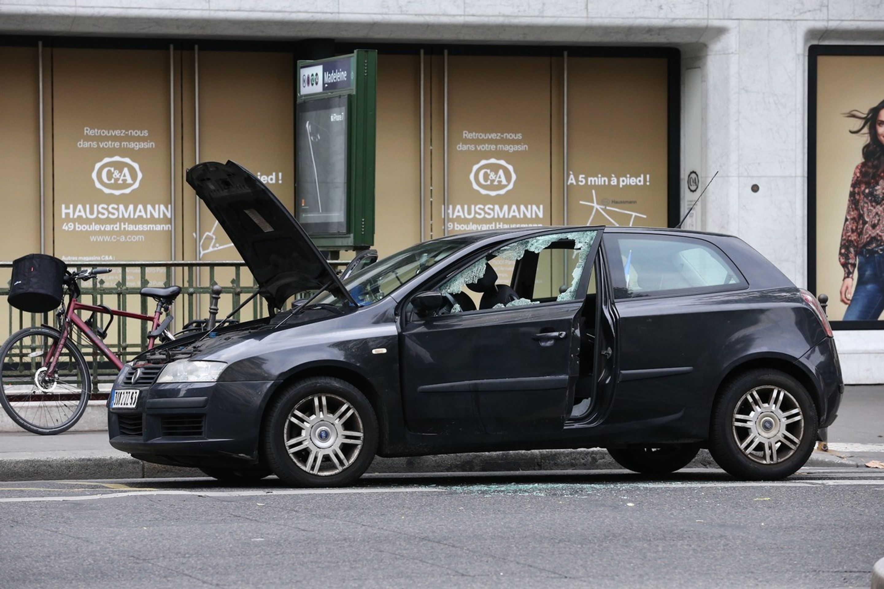 Jedna z nejznámějších ulic v Paříži byla uzavřena kvůli možnému bombovému výbuchu - 3 - GALERIE: Jedna z nejznámějších ulic v Paříži byla uzavřena kvůli možnému bombovému výbuchu (3/3)