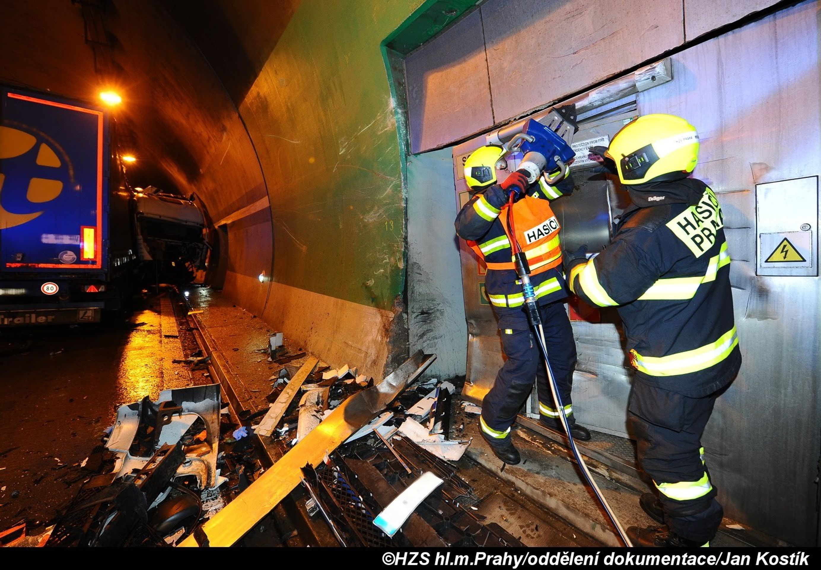 V Lochkovském tunelu hasiči vyprostili řidiče z kabiny kamionu - 20 - GALERIE: V Lochkovském tunelu hasiči vyprostili řidiče z kabiny kamionu (6/25)