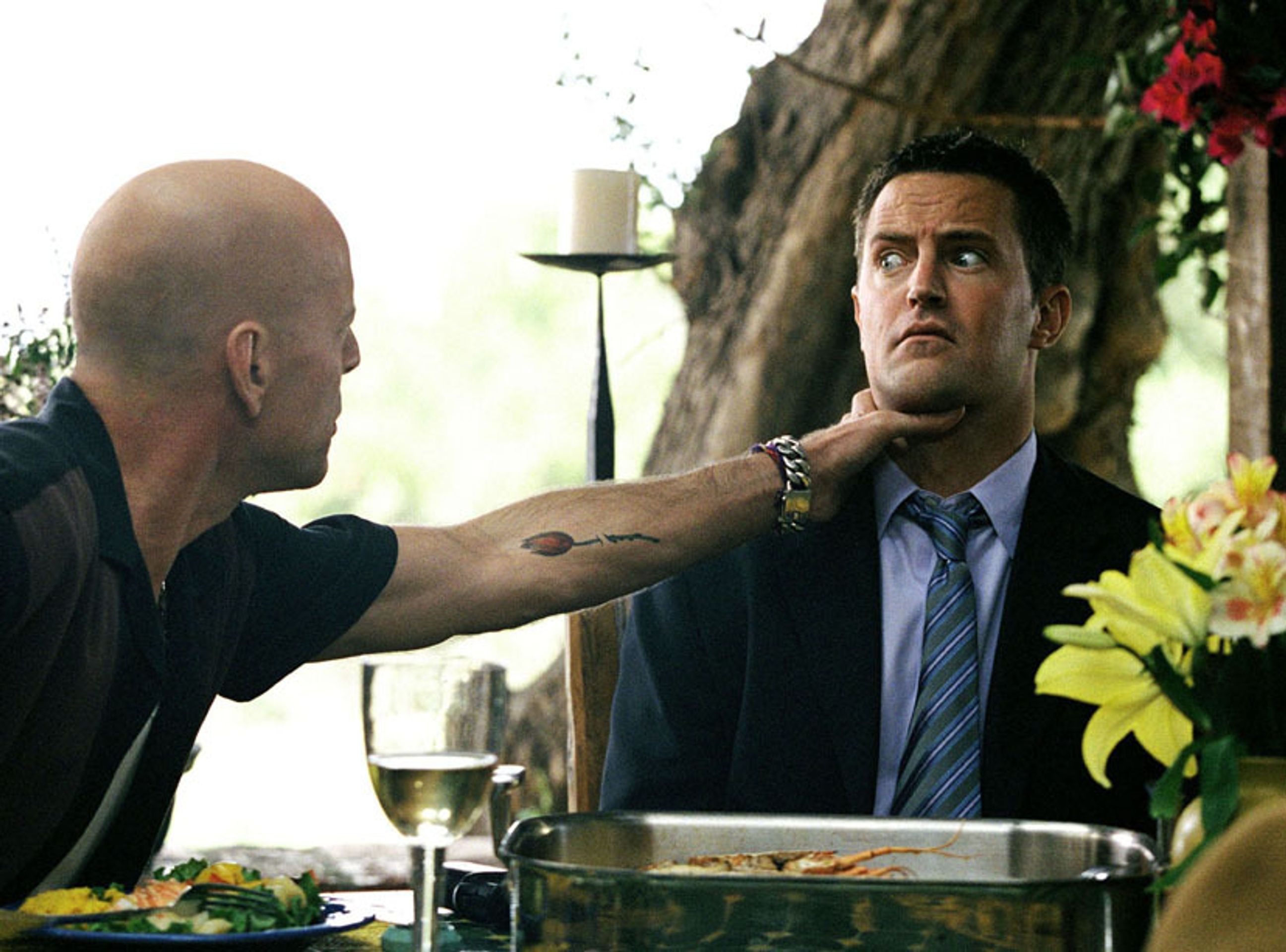 Matthew Perry s Brucem Wilisem ve filmu Můj soused zabiják 2 - Matthew Perry (18/23)
