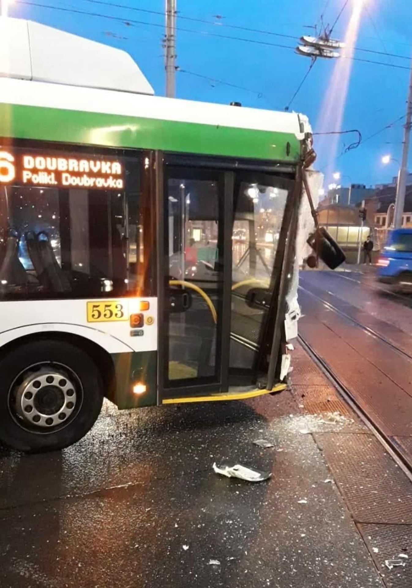 Srážka trolejbusu s tramvají v Plzni - 2 - GALERIE: Nehoda trolejbusu a tramvaje v Plzni (2/4)