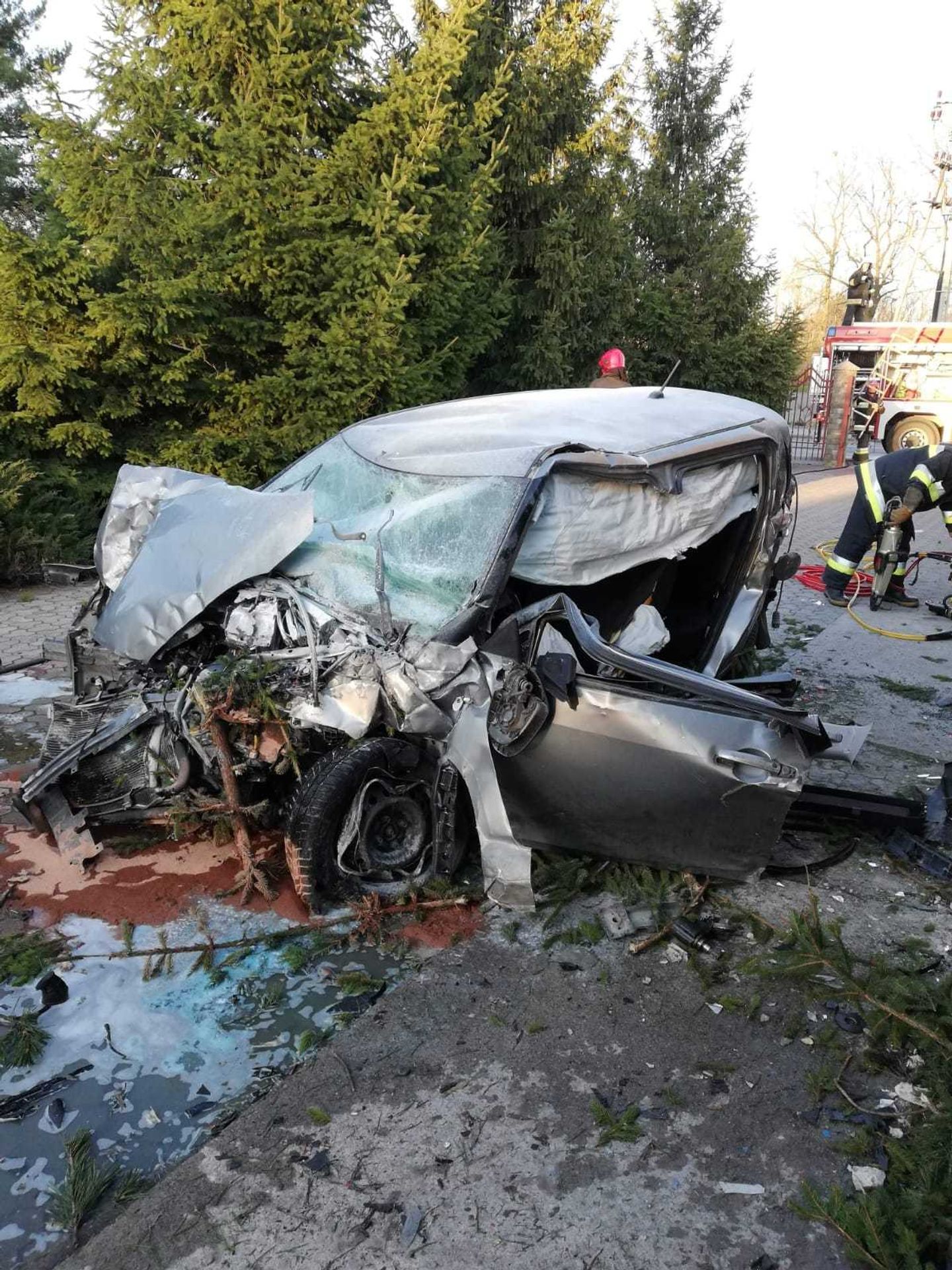 Auto letělo přes 60 metrů - 17 - Fotogalerie: Takhle dopadlo auto po šedesátimetrovém letu (2/9)