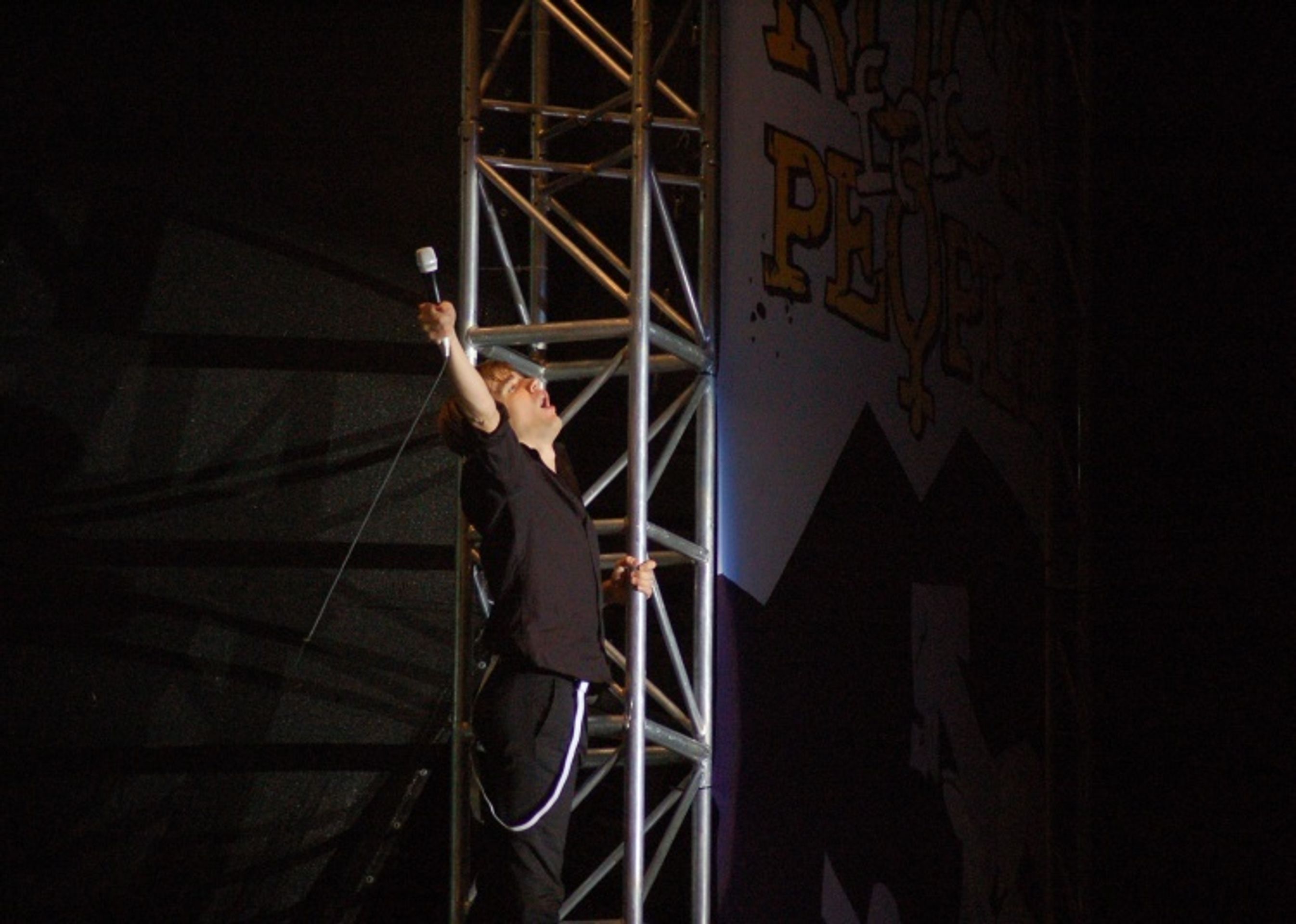 Zpěvák kapely The Hives Howlin' Pelle Almqvist provokativně vylezl na lešení jedné ze scén Rock for People. - Ani s kostrou na pódiu moc parády nenadělali - fotogalerie (12/15)