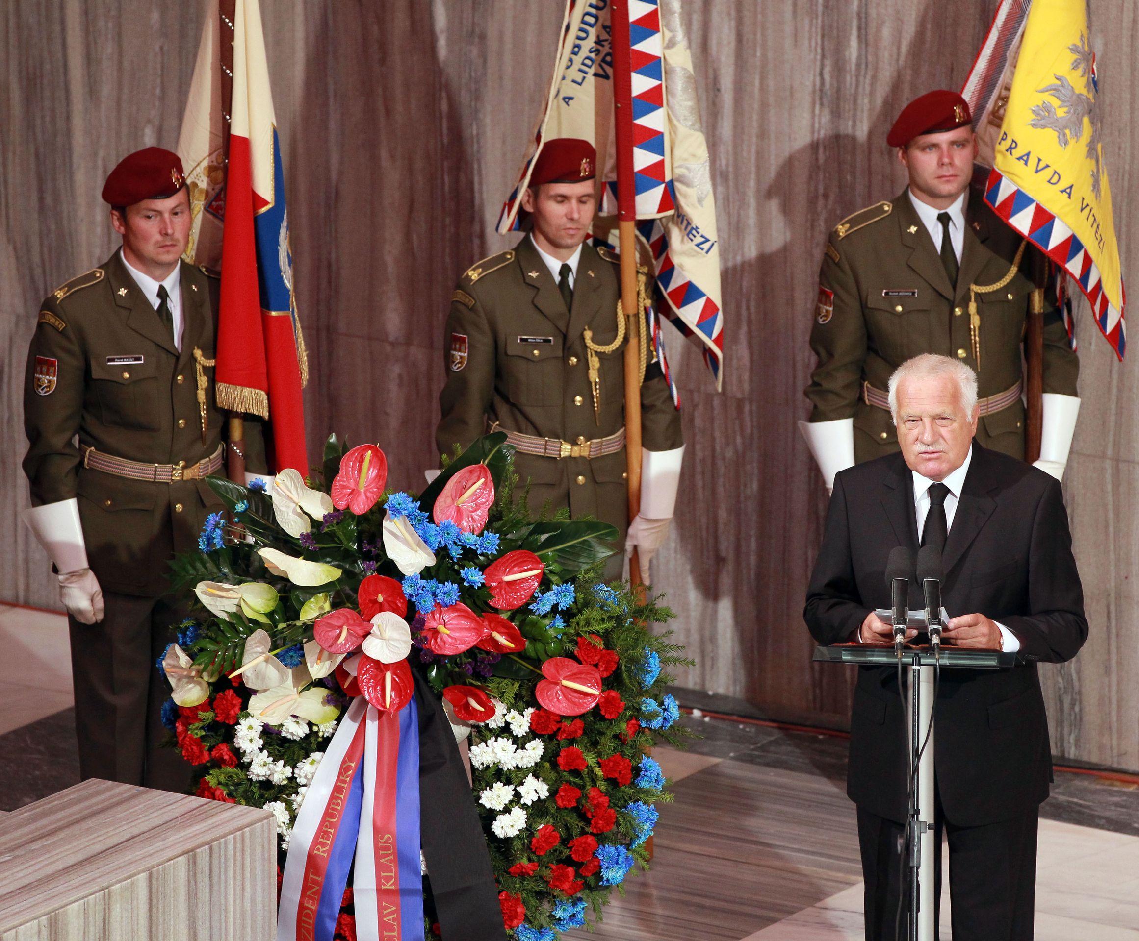 Rozloučení Klause s generálem Sedláčkem - S válečným veteránem Sedláčkem se loučí Vondra i Klaus (5/7)
