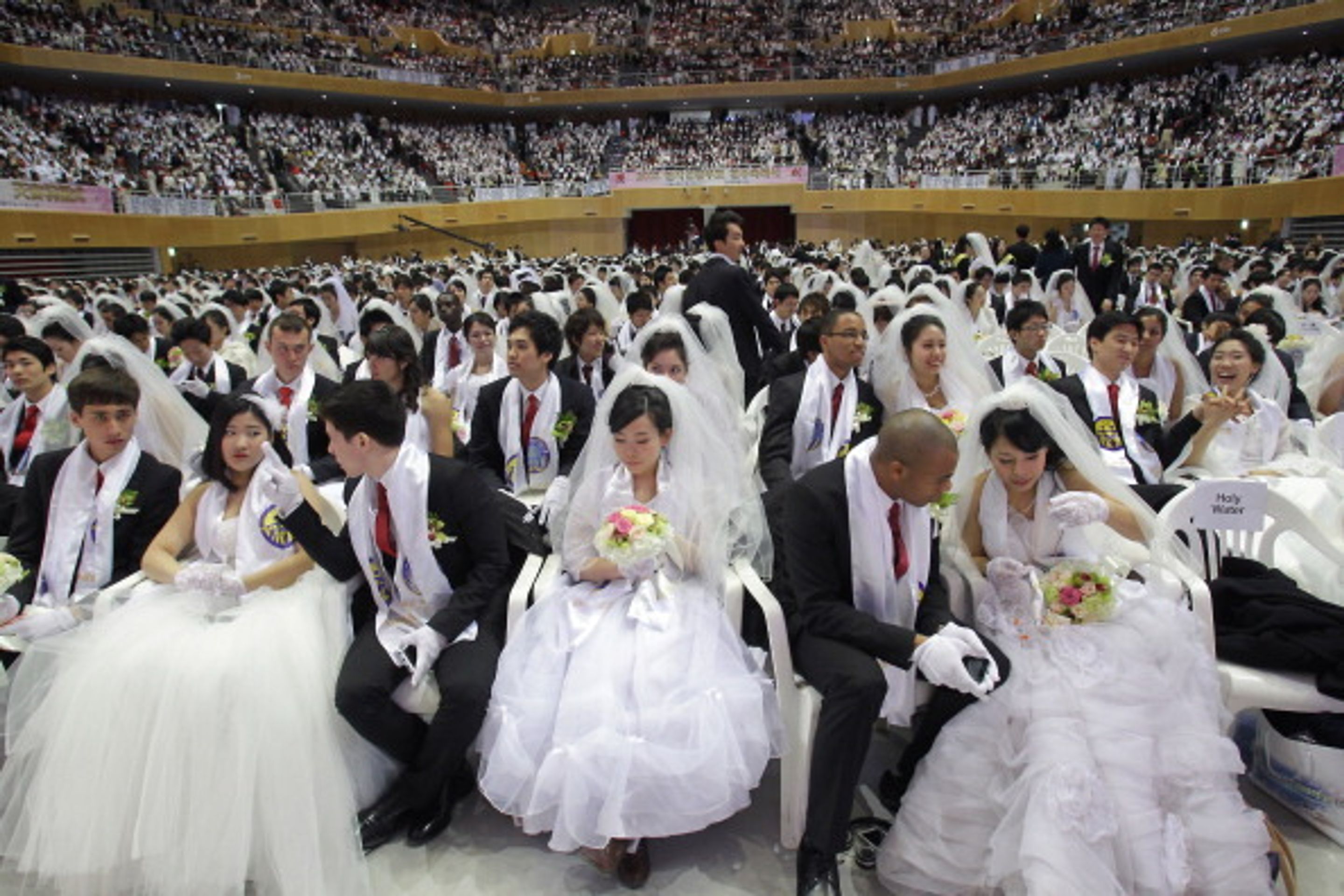 Hromadná svatba v Jižní Koreji - 1 - Svatba ve velkém stylu: Bralo se 3500 párů najednou! (12/12)