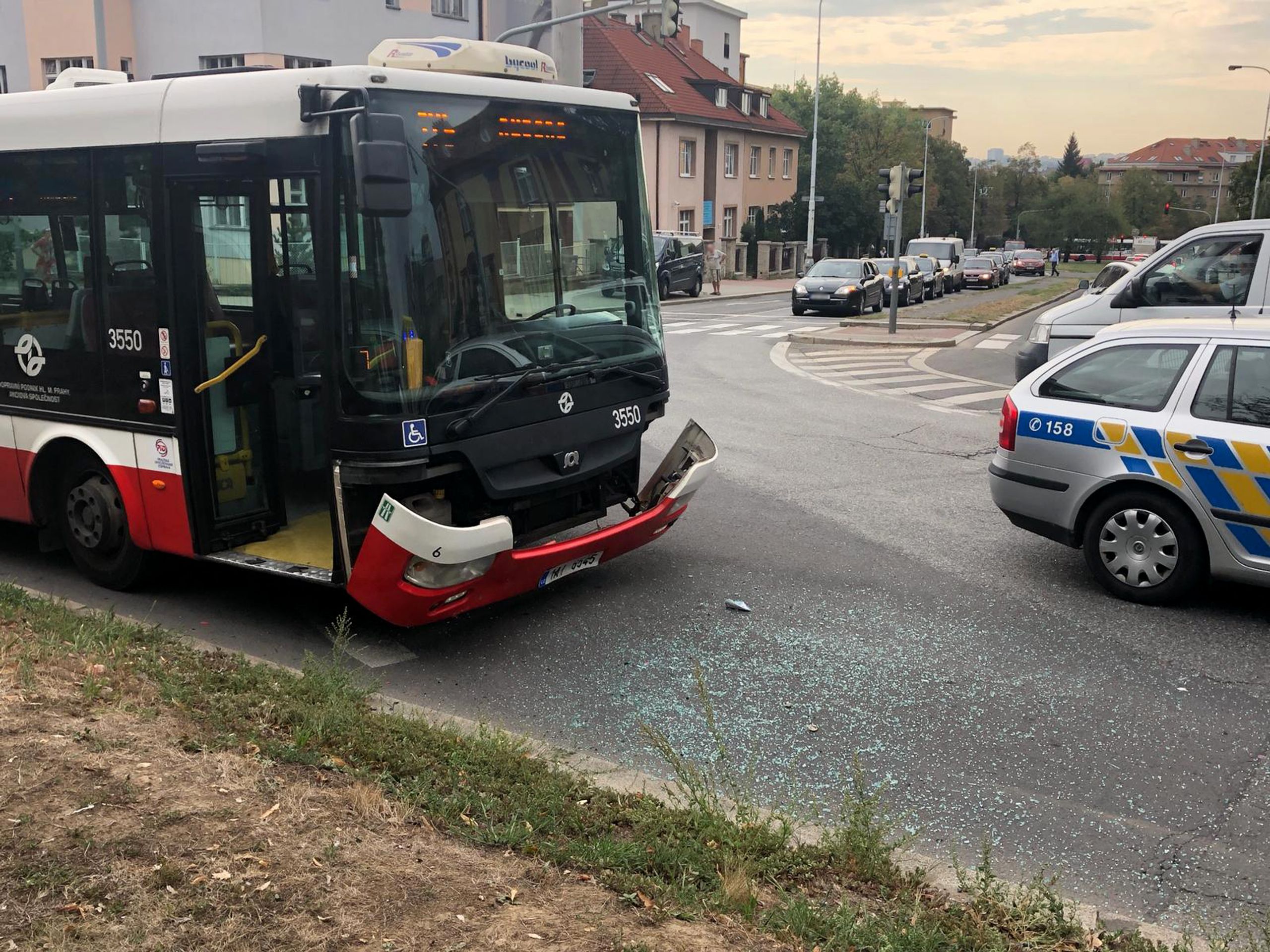 Nehoda autobusu a auta na křižovatce Ruská x Bělocerkevská - 3 - GALERIE: Nehody na Vysočanské a ve Vršovicích (10/11)
