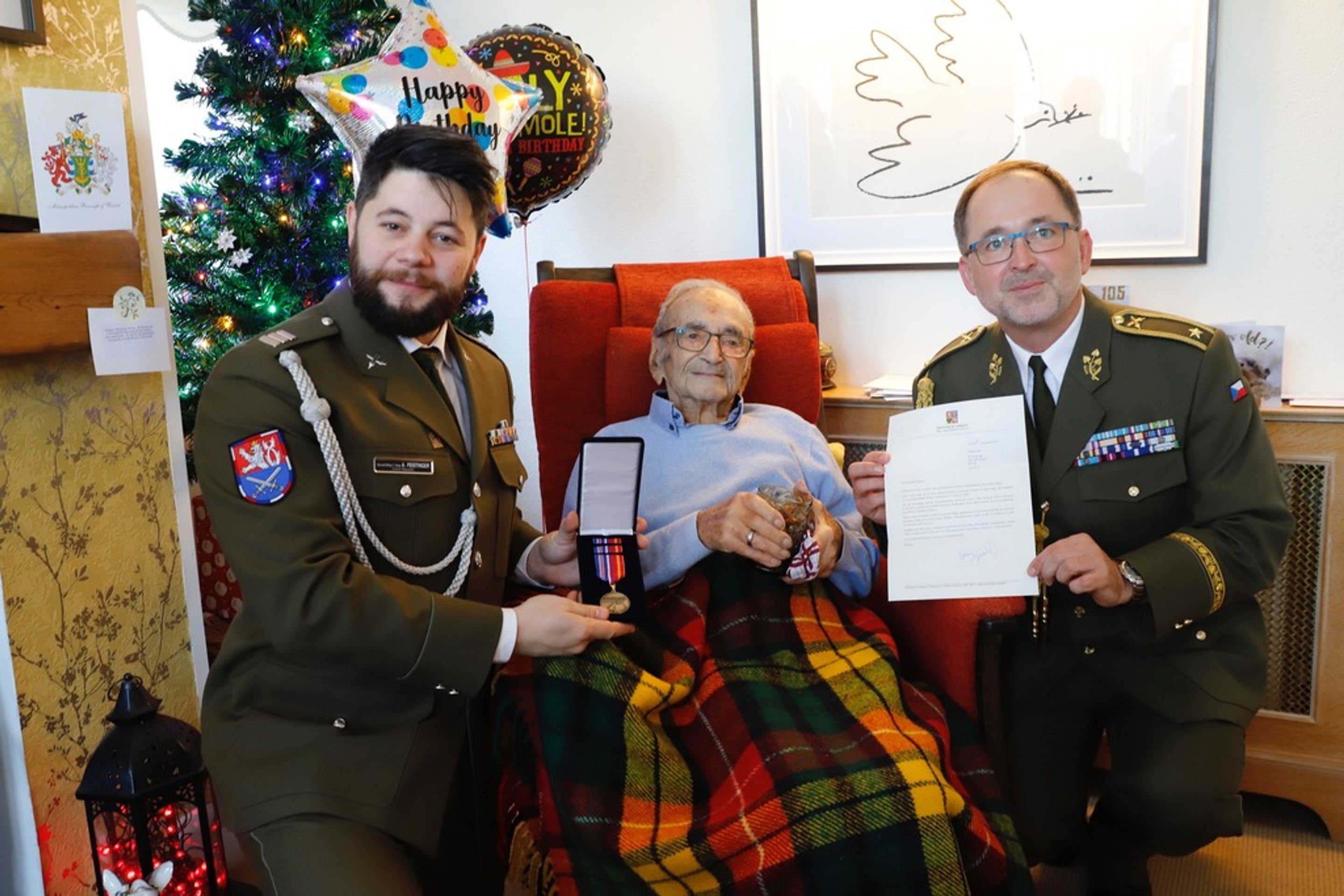 Předání resortního vyznamenání (1) - Major Ervín Hoida (2/4)