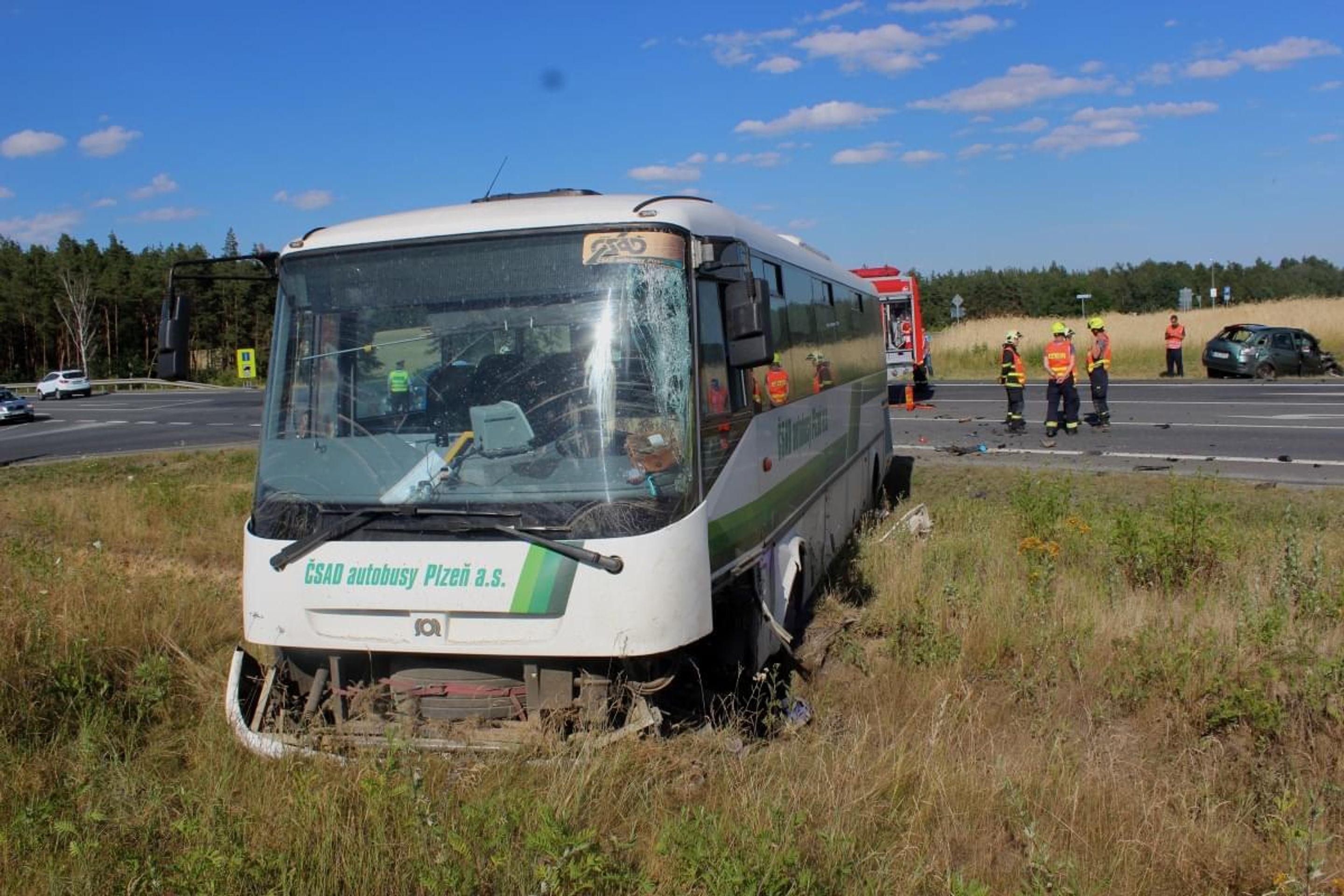 Srážka autobusu s autem na Plzeňsku - 6 - GALERIE: Nehoda autobusu s autem na Plzeňsku (1/12)