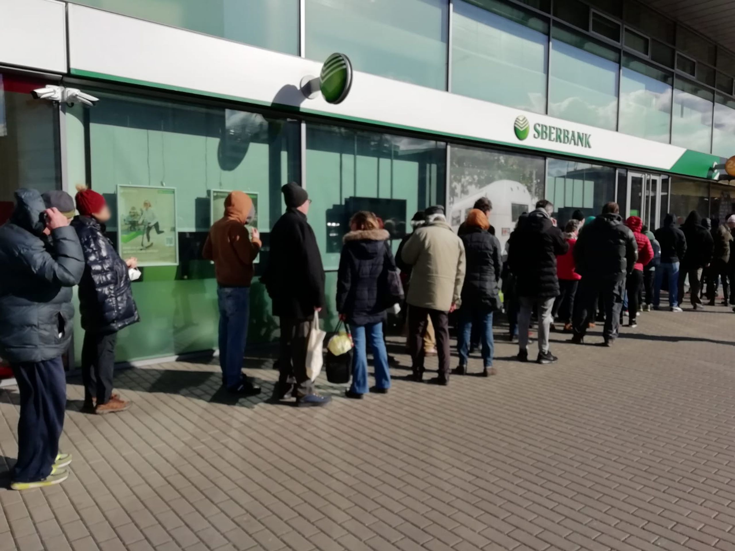 Fronty lidí před bankou Sberbank (2) - Fronty lidí před bankou Sberbank (4/5)