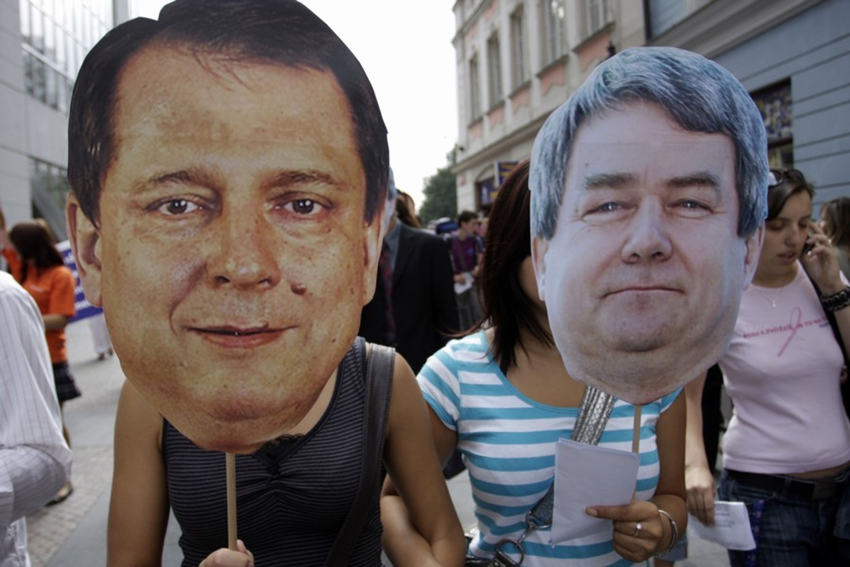 Studenti v maskách Paroubka a Filipa pochodovali Prahou-7 - Galerie: Paroubkove (1/13)
