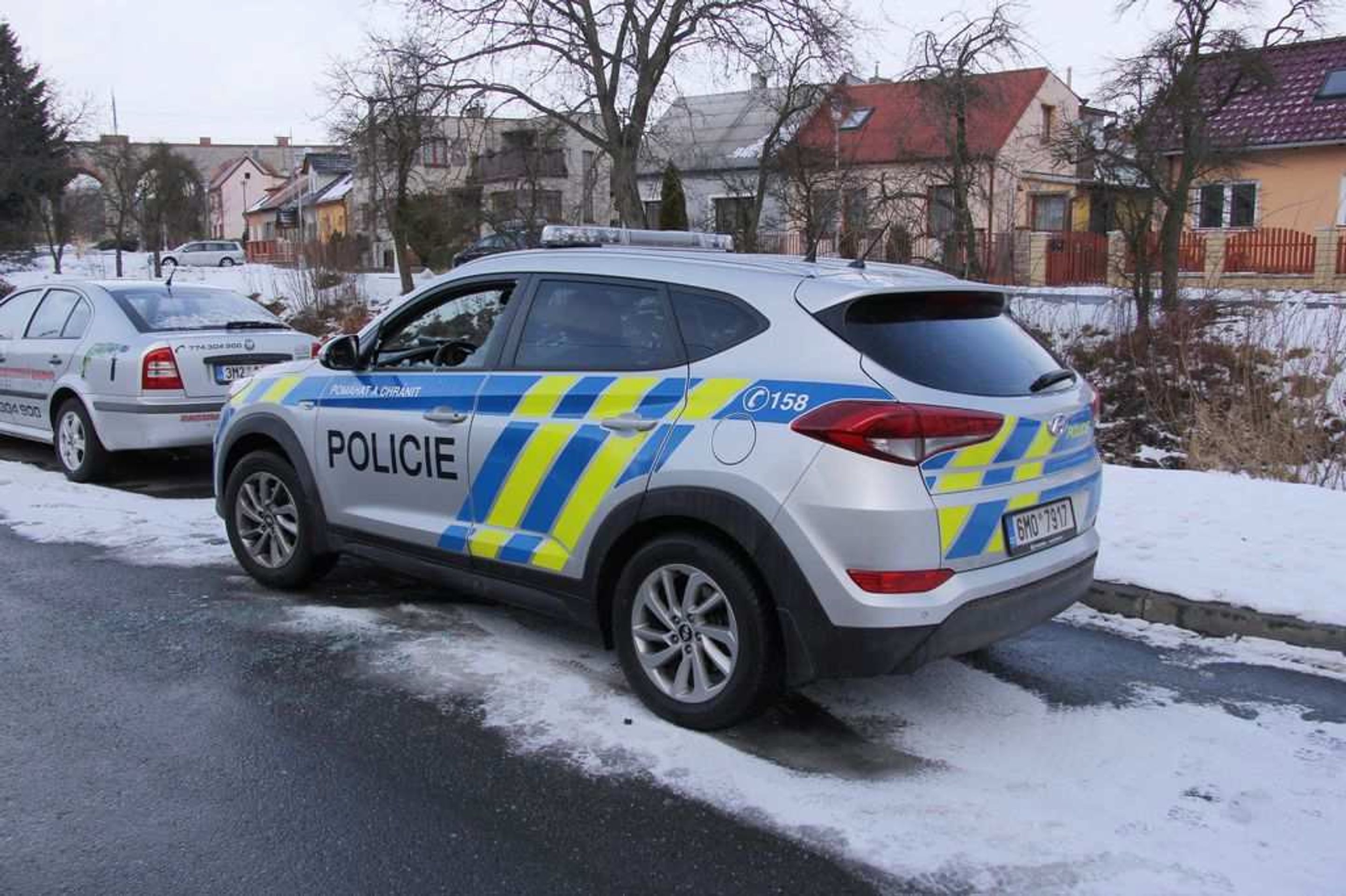 Muž zaútočil na policistu lahví alkoholu - GALERIE: Mladík zaútočil na policistu lahví alkoholu (3/5)