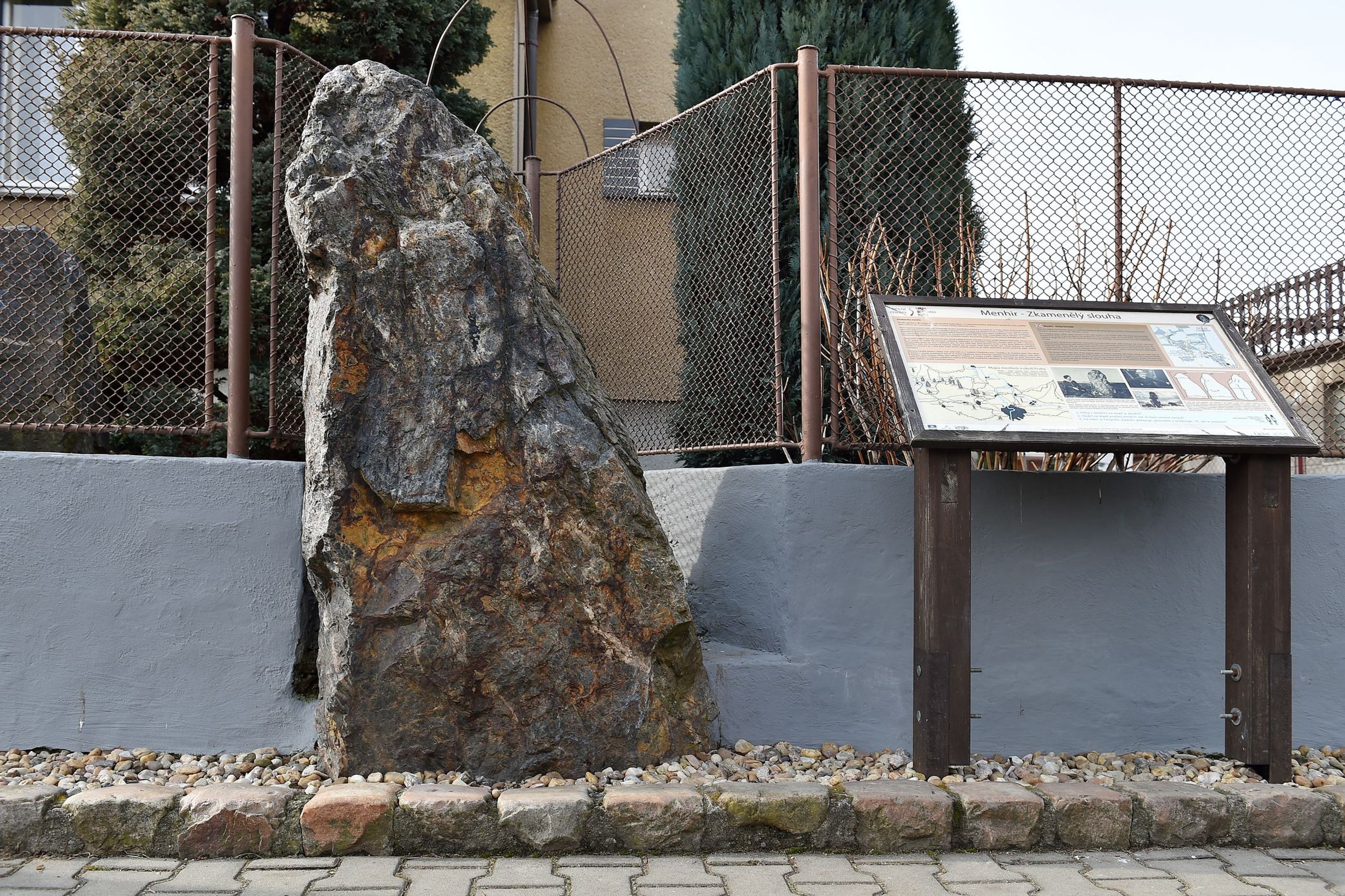 Menhir v Dolních Chabrech - 5 - GALERIE: Menhir v Dolních Chabrech (1/6)