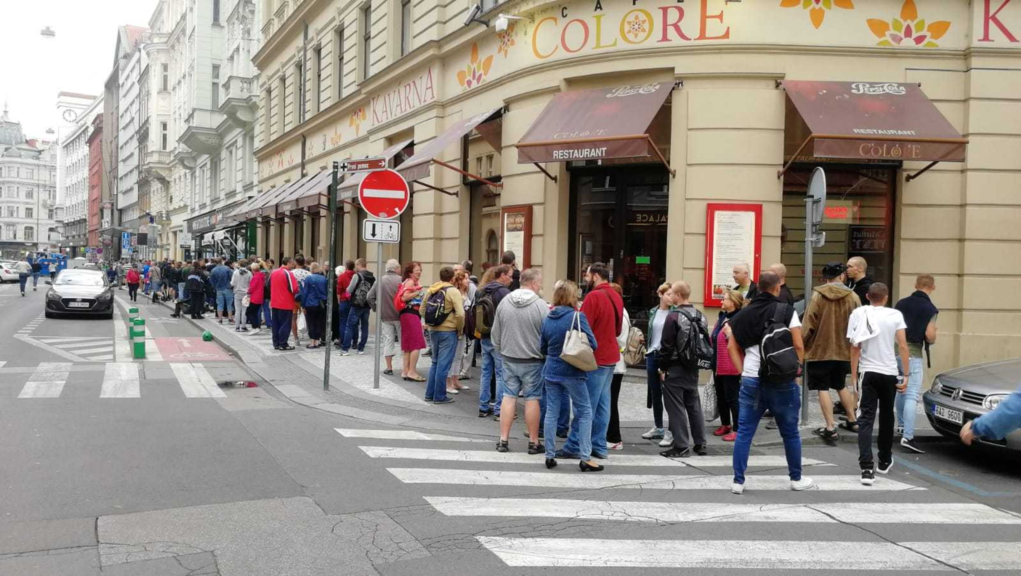 Fronta na bankovku - 1 - GALERIE: Lidé čekají na bankovku s Gottem (8/15)