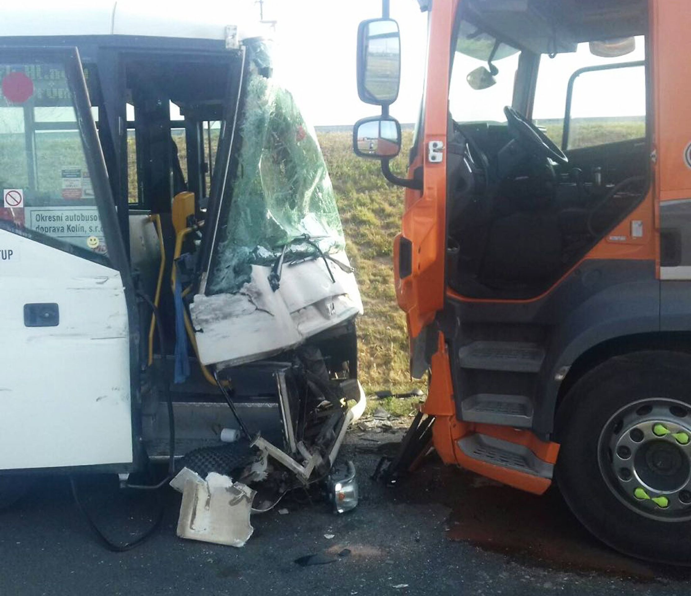 Nehoda autobusu a náklaďáku u Nymburka - 4 - GALERIE: Nehoda u Nymburka (4/5)