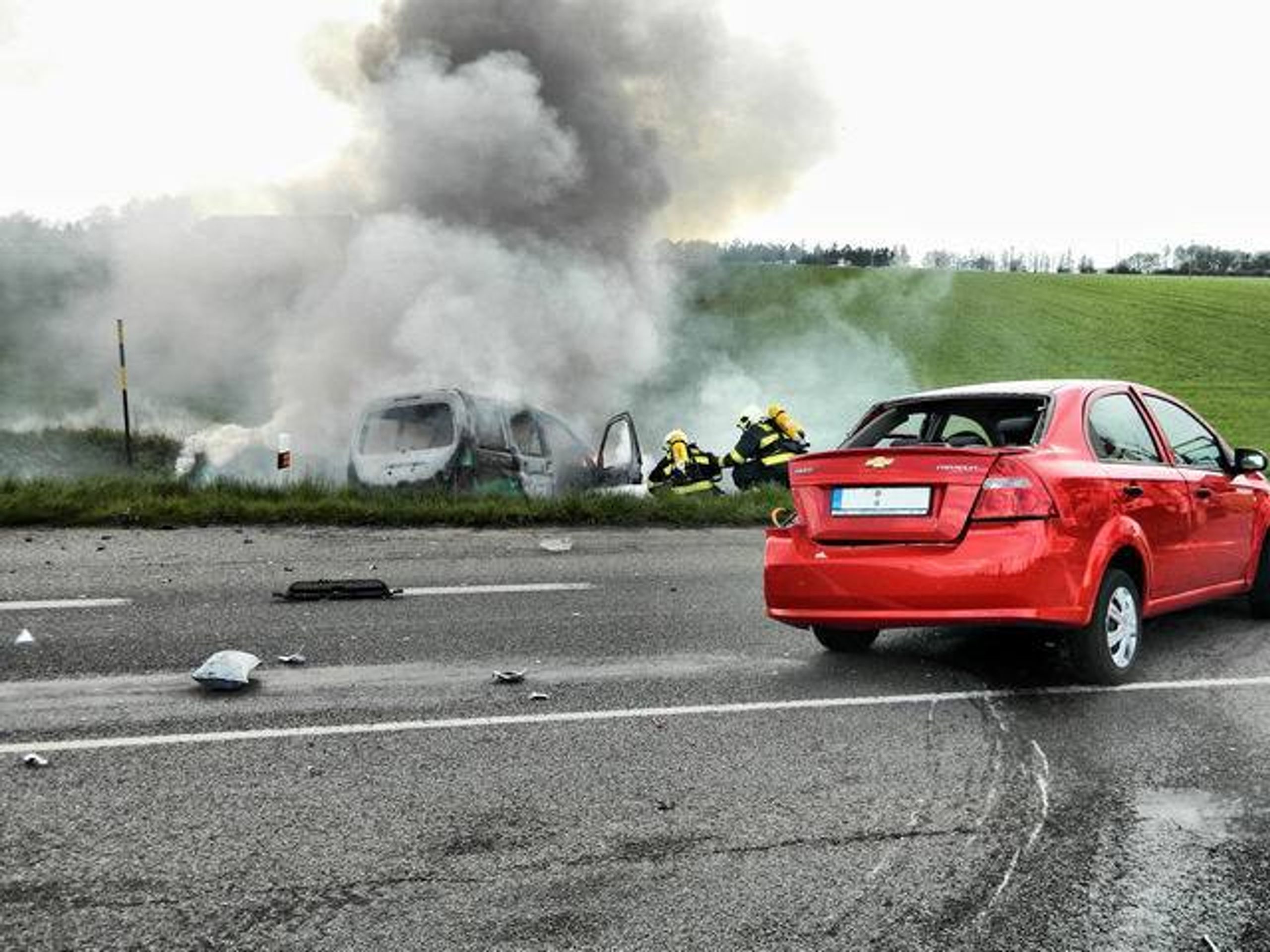 Auto po nehodě totálně shořelo - GALERIE: Auto po nehodě totálně SHOŘELO, pro zraněné přiletěl vrtulník (2/4)