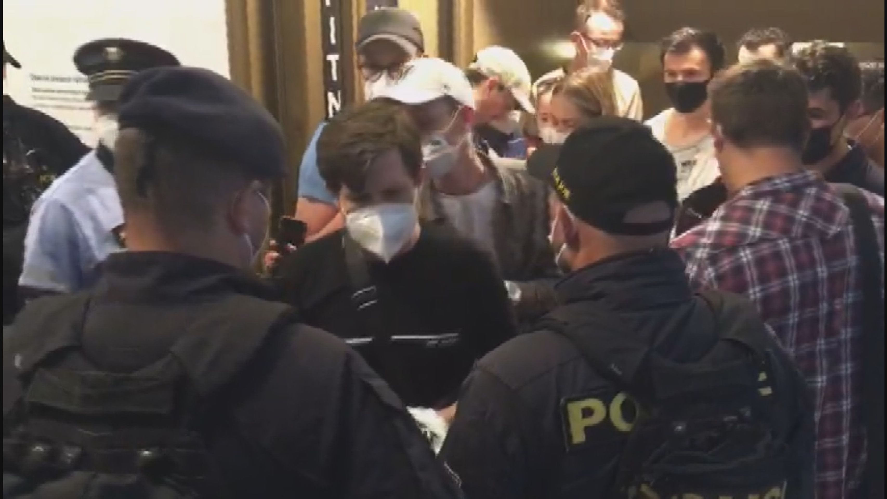 Policie kontroluje noční kluby. V Praze už vyhnala desítky lidí z baru - GALERIE: Noční kontroly podniků (5/5)