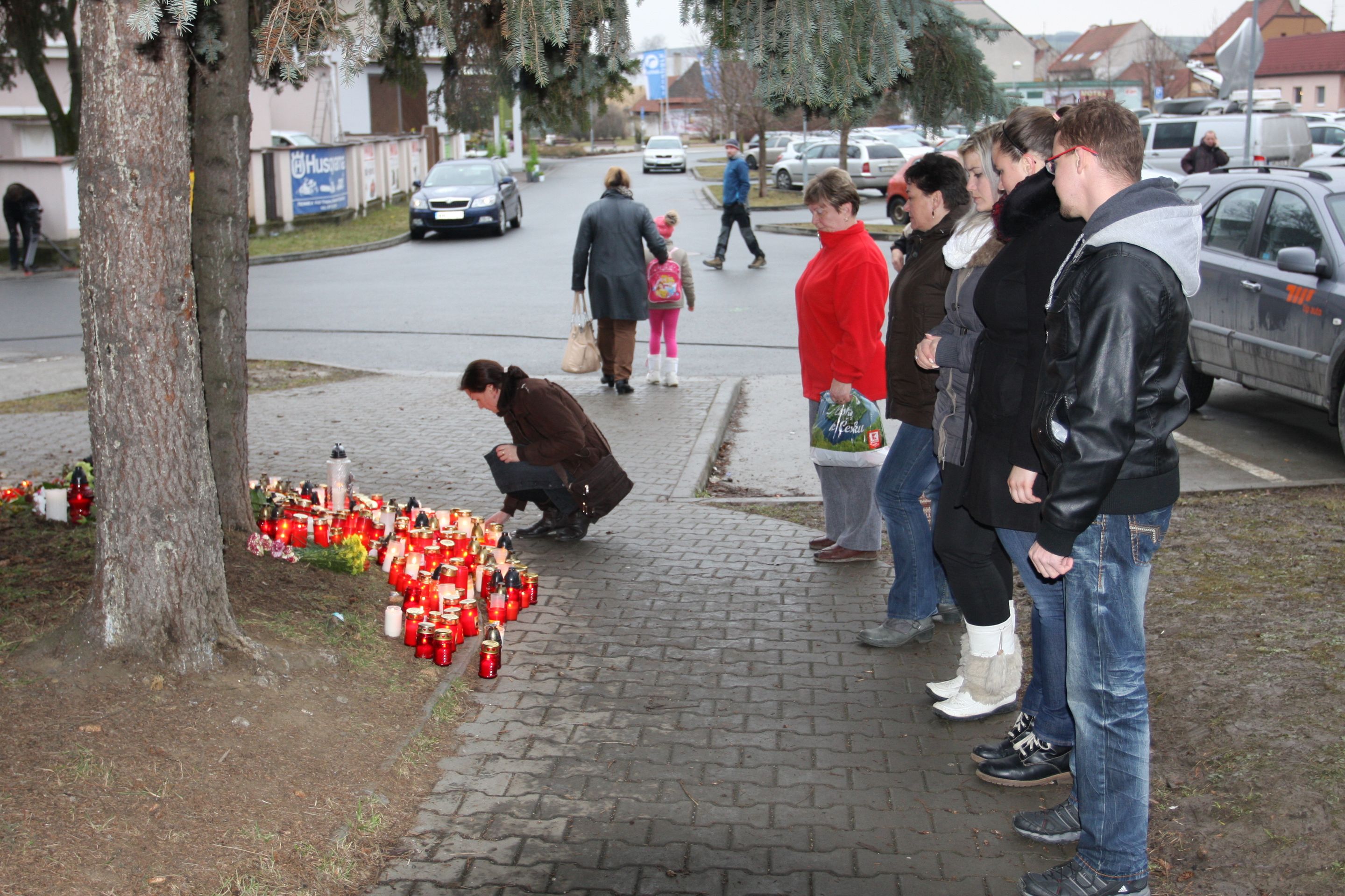 Pieta za oběti střelby v Uherském Brodě - 11 - Galerie: Pietní místo v Uherském Brodě (11/11)
