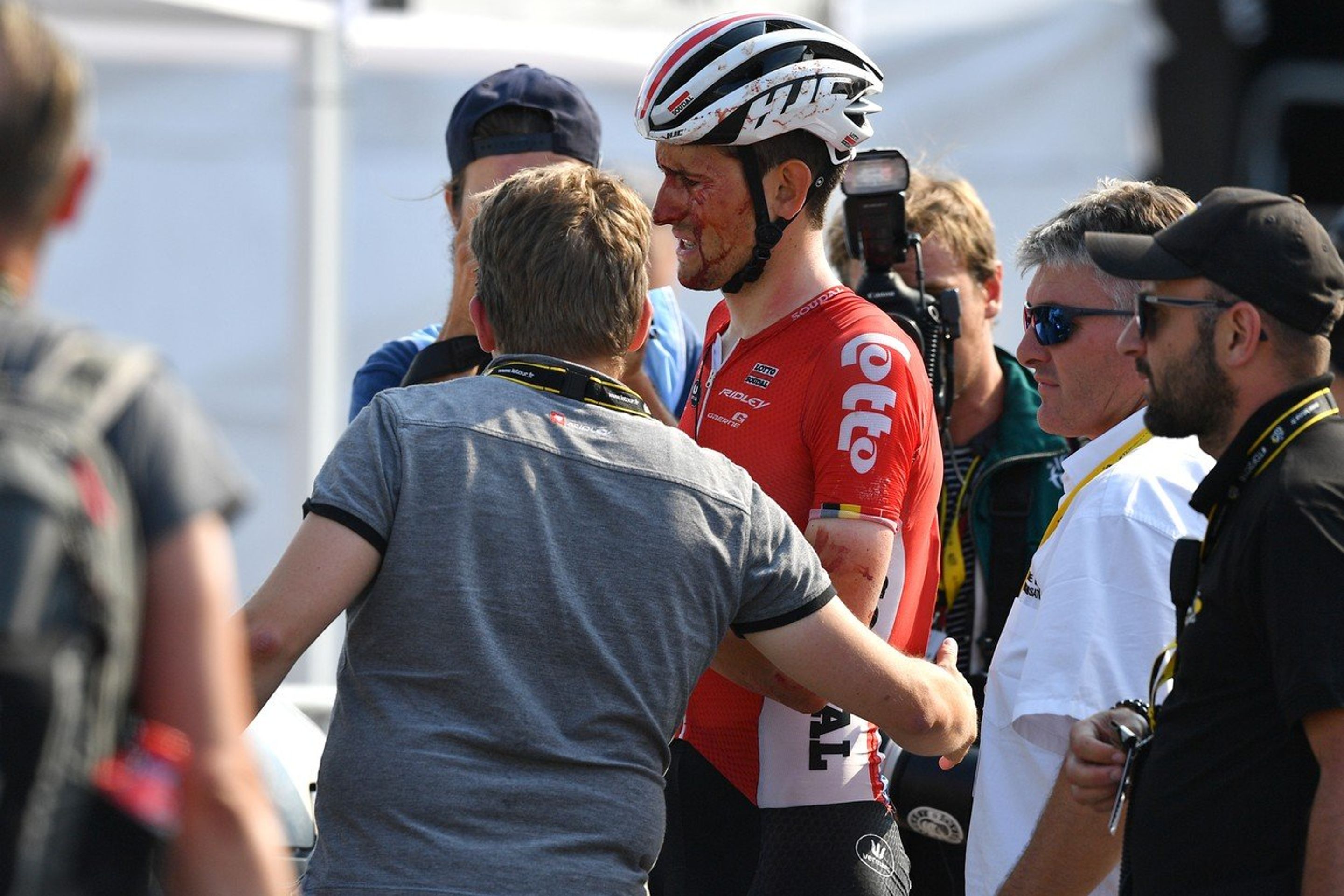 Tiesj Benoot - GALERIE: Belgický cyklista dokončil etapu na Tour celý od krve (2/4)
