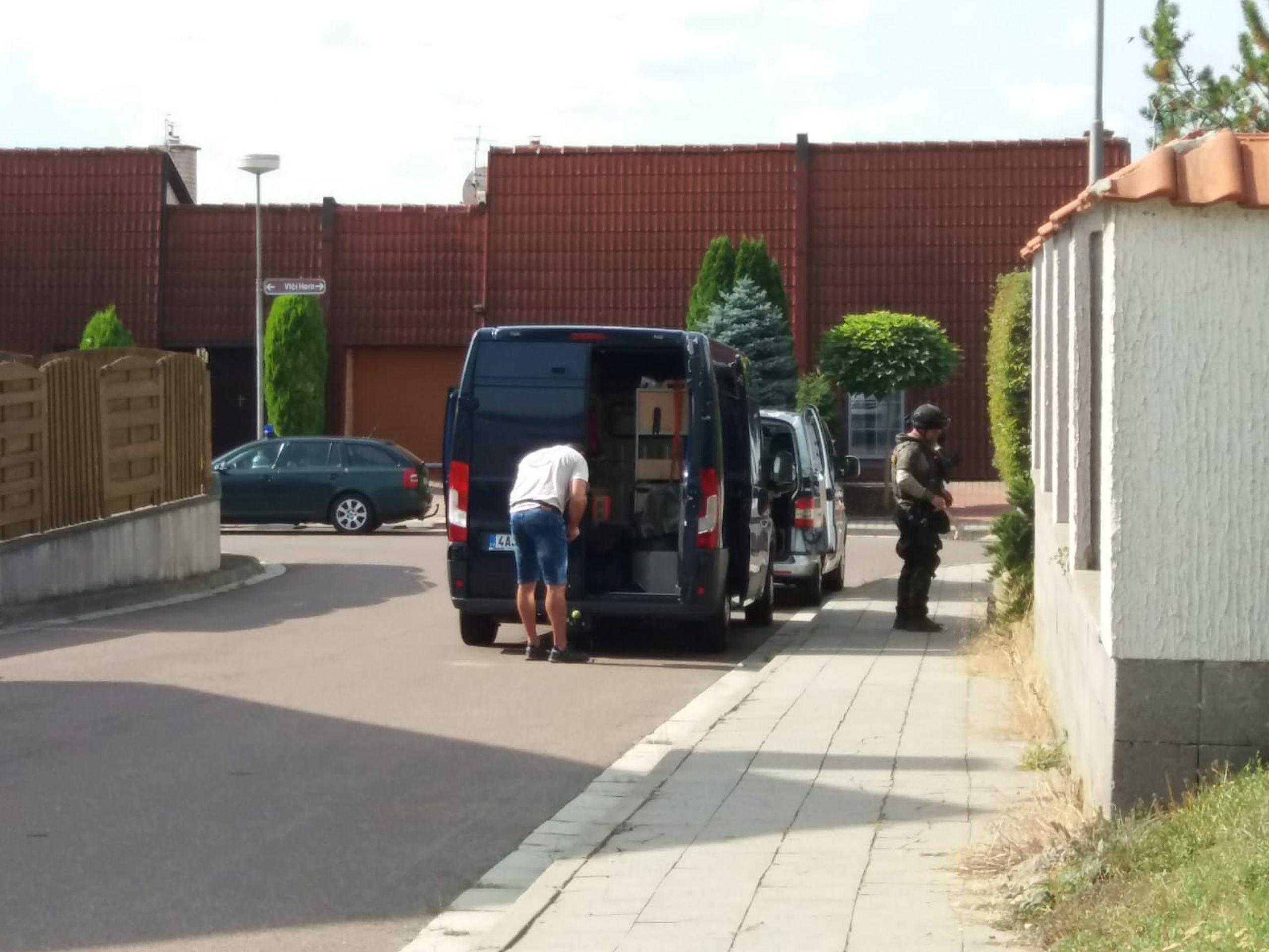 Muž se zabarikádoval ve svém domě - 1 - GALERIE: Muž se zabarikádoval v domě v Chrudimi (5/5)