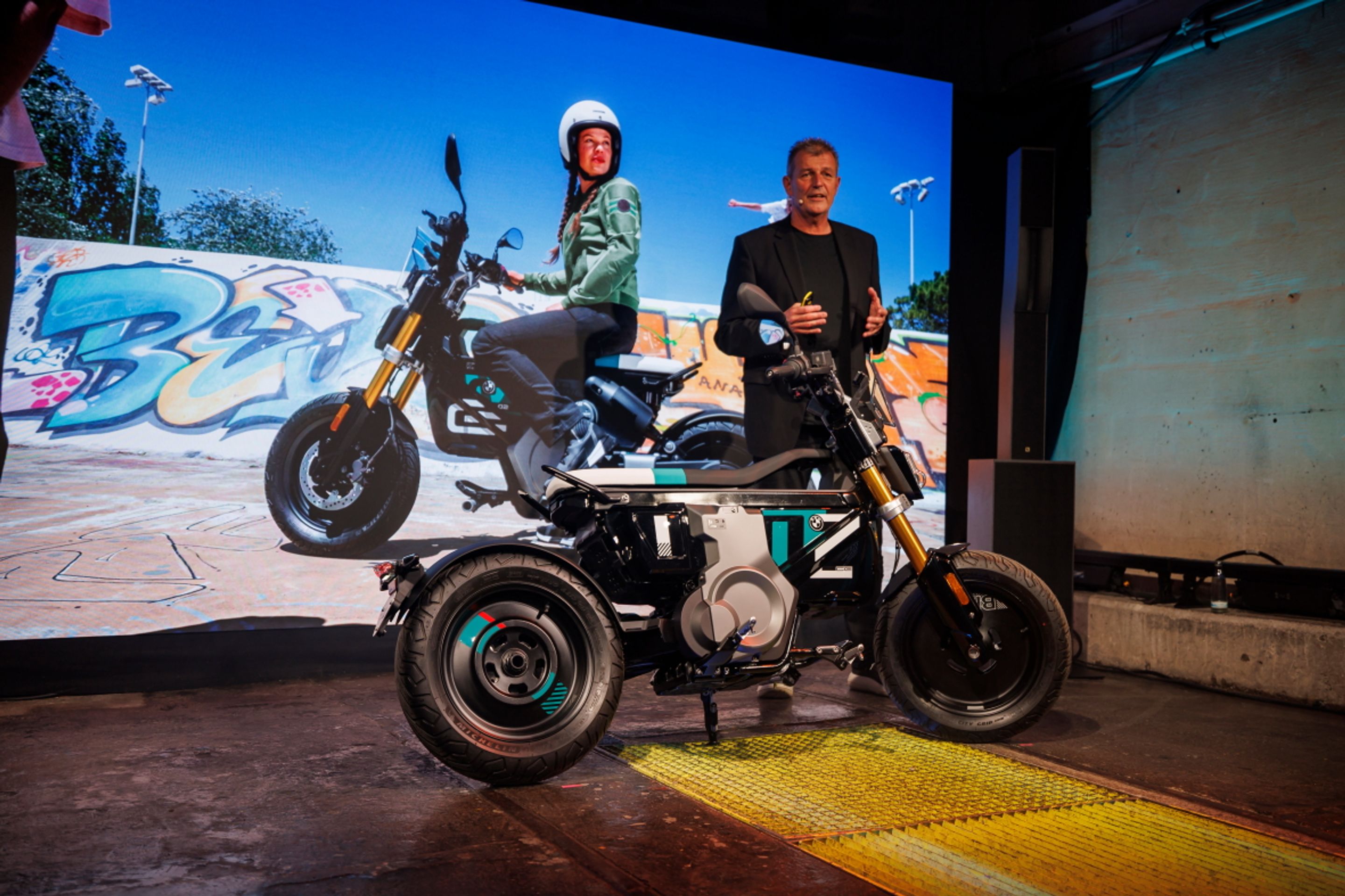 eParkourer BMW CE 02 - Zábavný kříženec skútru a motorky od BMW (4/11)