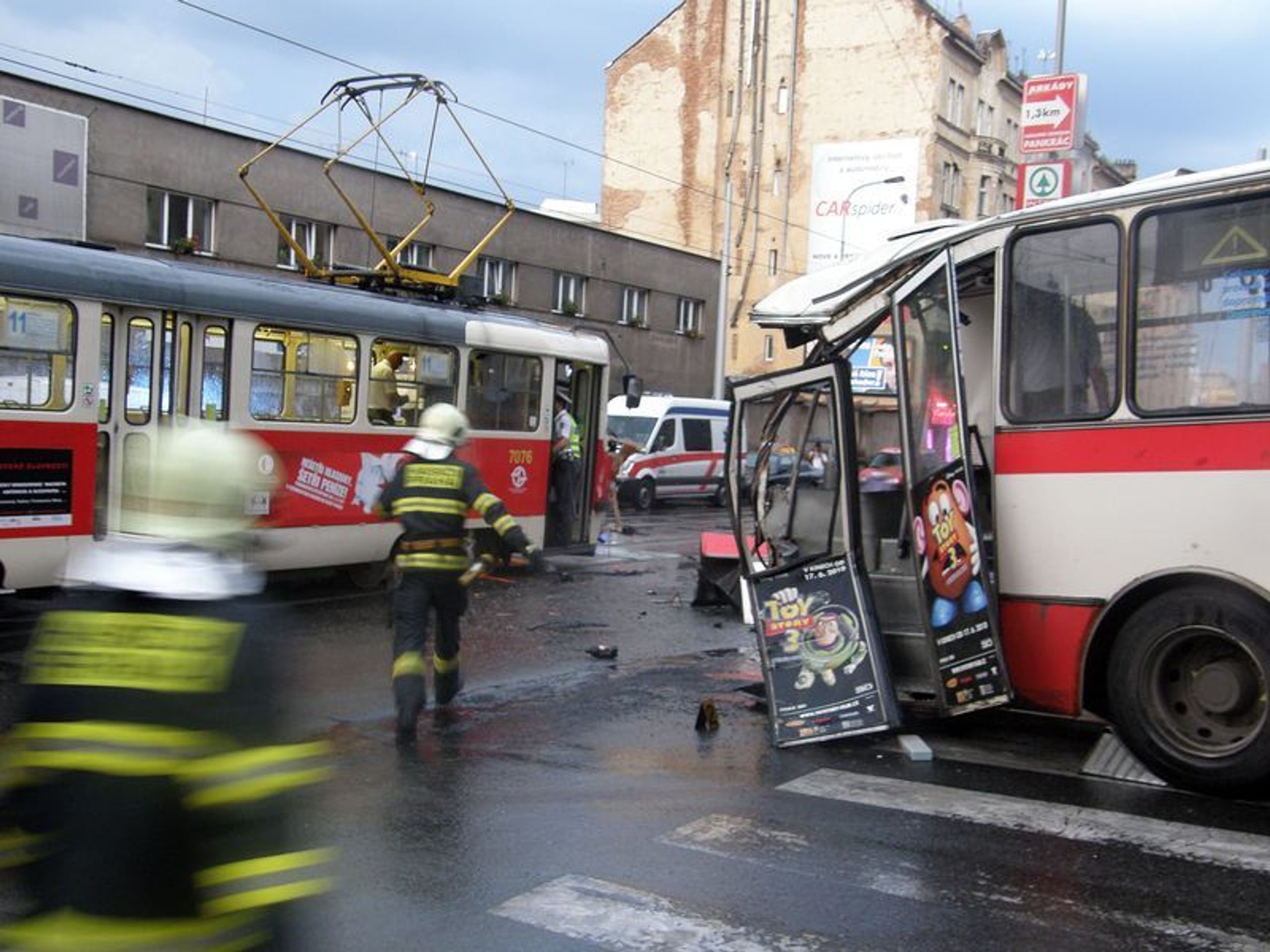 Srážka tramvaje a autobusu v pražských Nuslích - 8 - GALERIE: Srážka tramvaje a autobusu v pražských Nuslích (2/9)