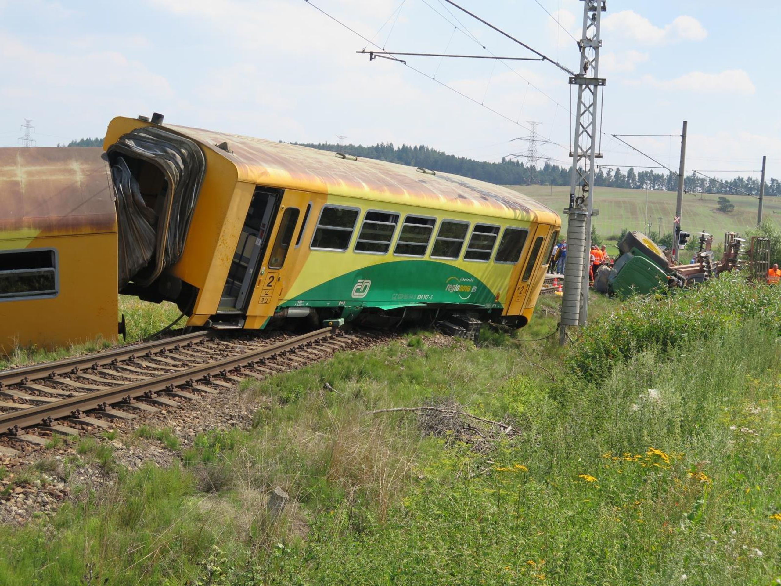 Srážka vlaku s traktorem ve Smrkovicích - 8 - GALERIE: Vlak srazil traktor ve Smrkovicích na Písecku (8/9)