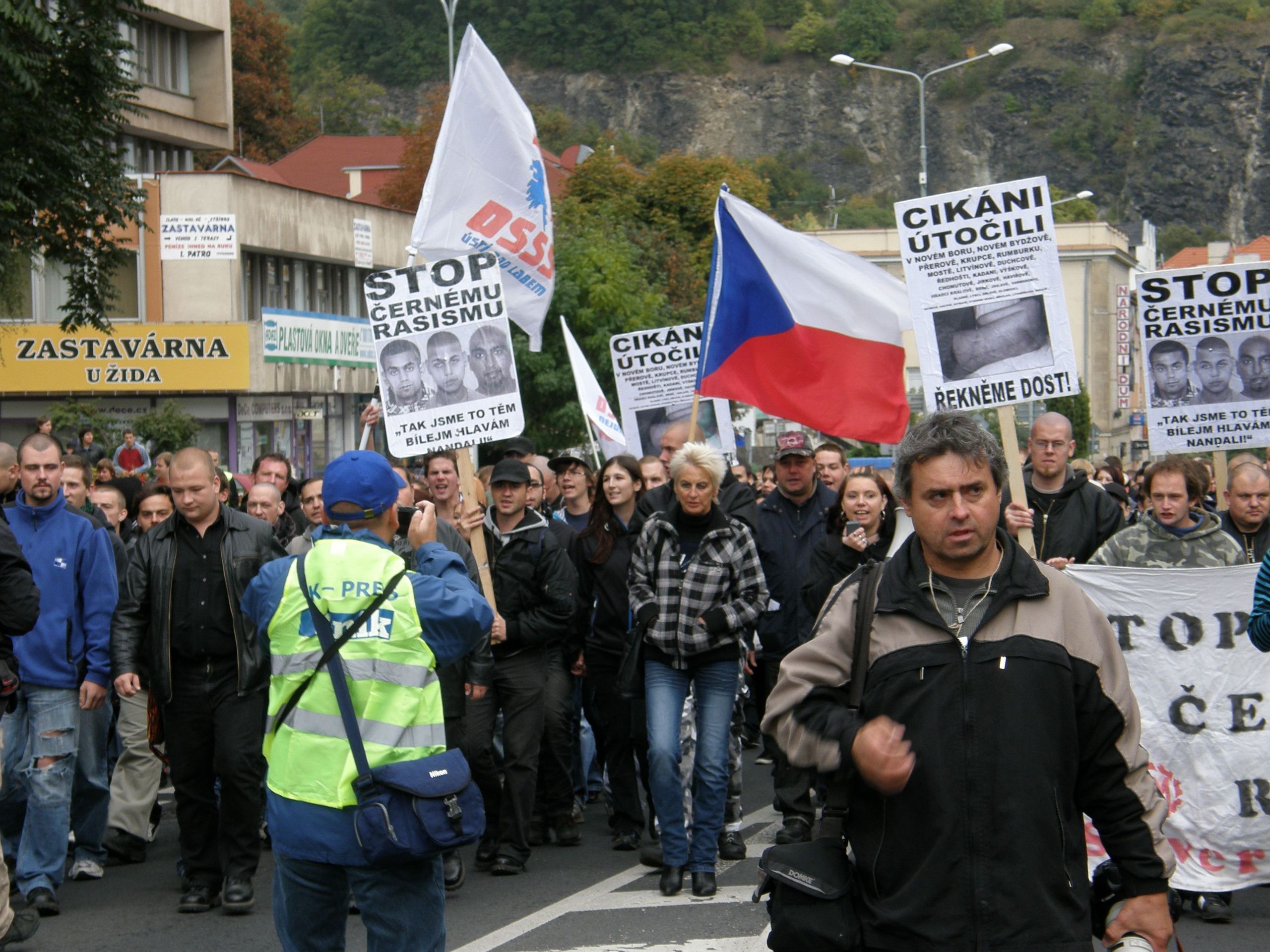 Demonstrace proti romské kriminalitě - 7 - GALERIE: Demonstrace proti romské kriminalitě (7/15)