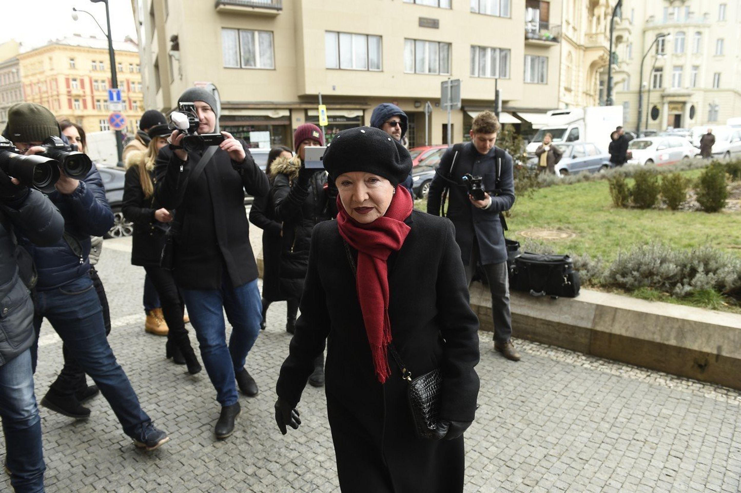 Slavné osobnosti se rozloučily s hercem Luďkem Munzarem - Hana Maciuchová - GALERIE: Lidé se loučí s hercem Luďkem Munzarem (5/40)
