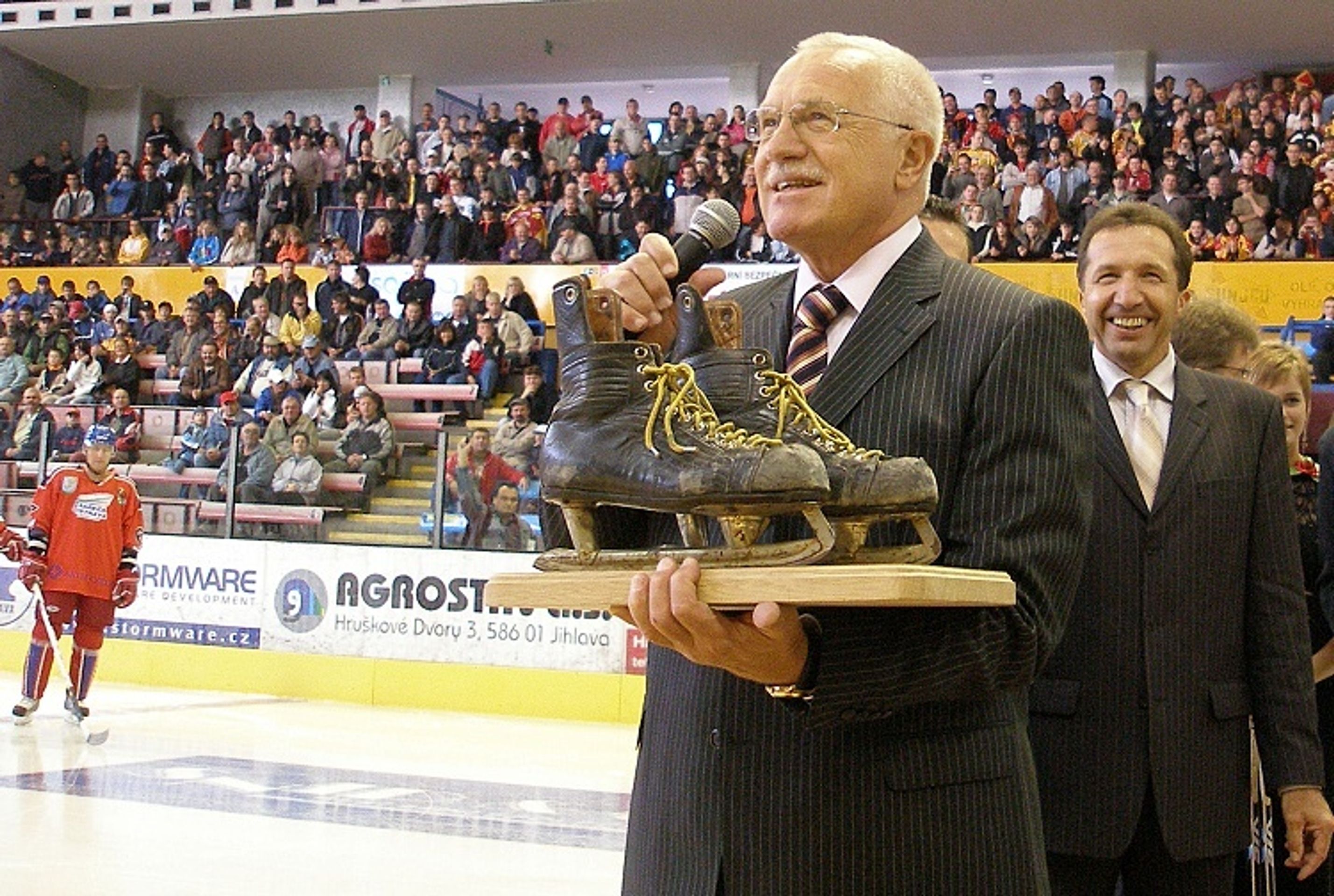 Václav Klaus si na popularitě dává záležet. Na snímku při návštěvě hokejové Dukly Jihlava.  - Prezident Klaus dostal v Jihlavě staré brusle (4/4)