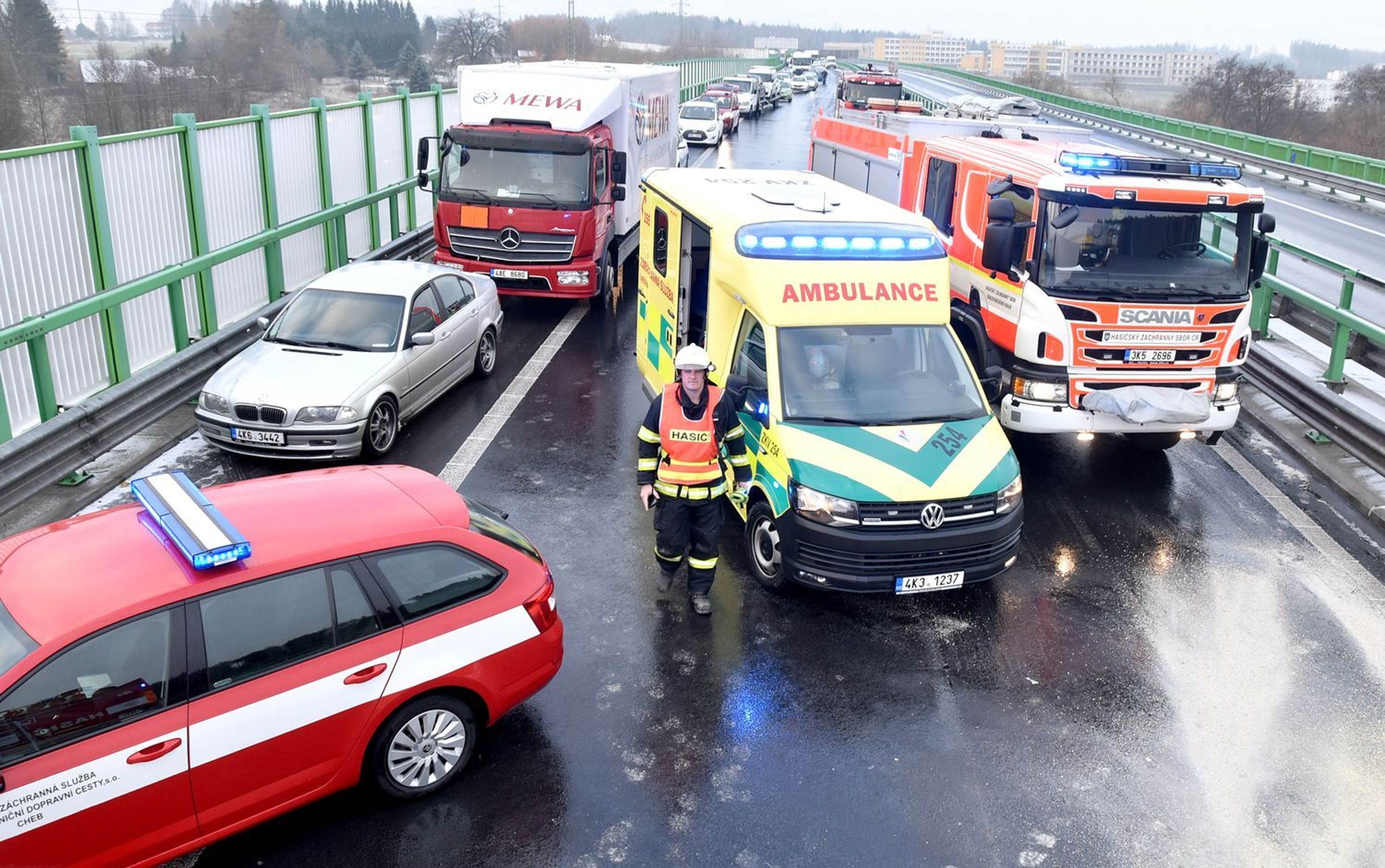 Hasiči zastavili u nehody, zezadu do nich narazilo další auto - 6 - GALERIE: Hasiči zastavili u nehody, zezadu do nich narazilo další auto (6/10)