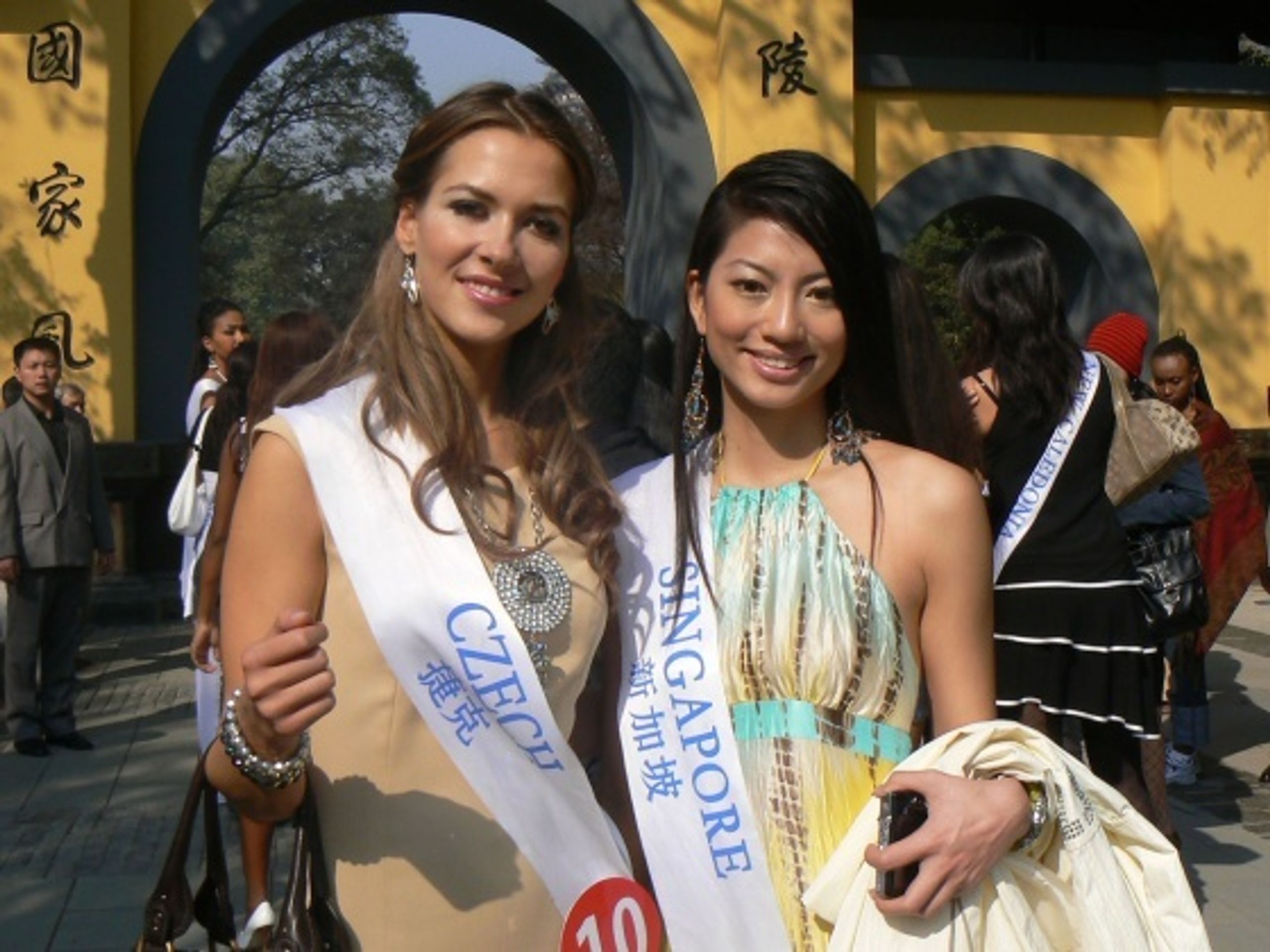 Kateřina Pospíšilová v Číně na Miss International. - Missky se na letišti minuly (1/3)