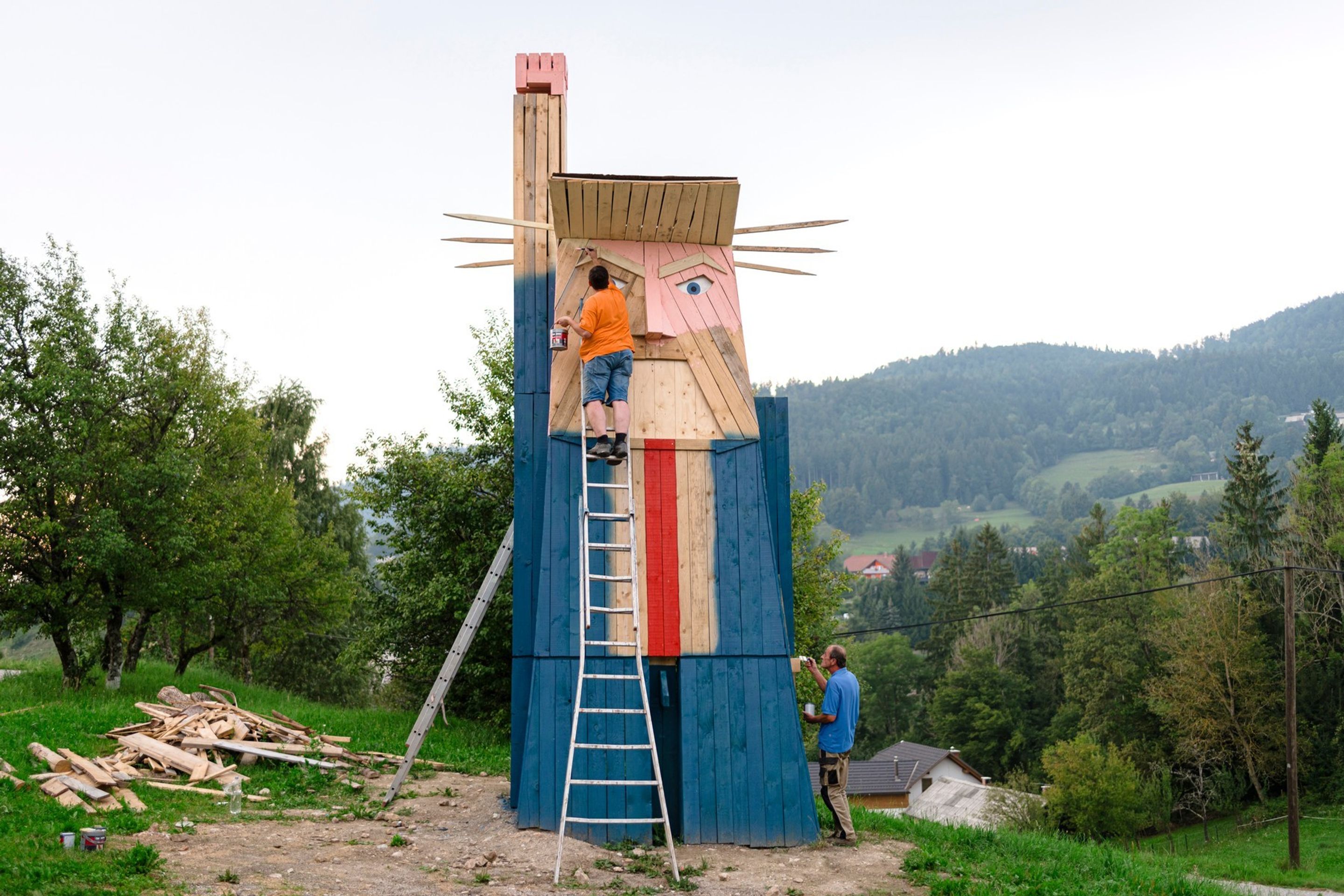 Socha Donalda Trumpa ve Slovinsku - 3 - GALERIE: Sochy Trumpových ve Slovinsku (2/6)