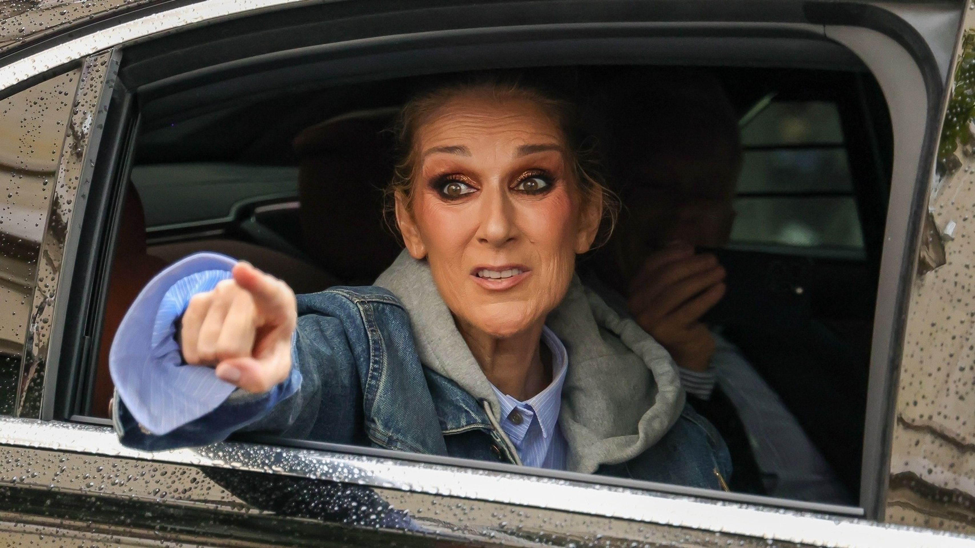 Zpěvačka Céline Dion v Paříži (cropped) - Zahajovací ceremoniál olympijských her v Paříži (7/10)