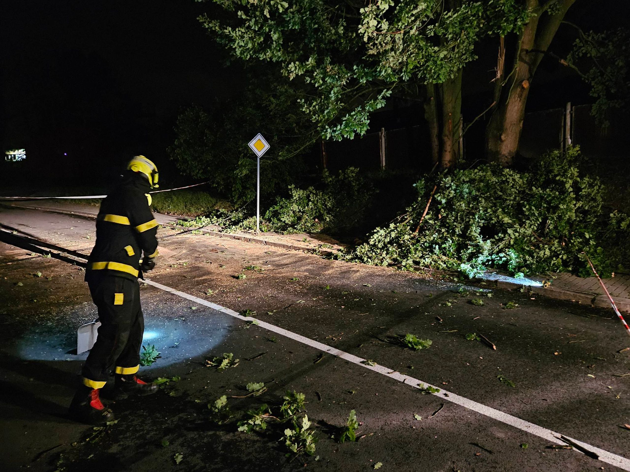 Následky bouře ve městě Hlučín (4) - Následky bouřek (3/29)