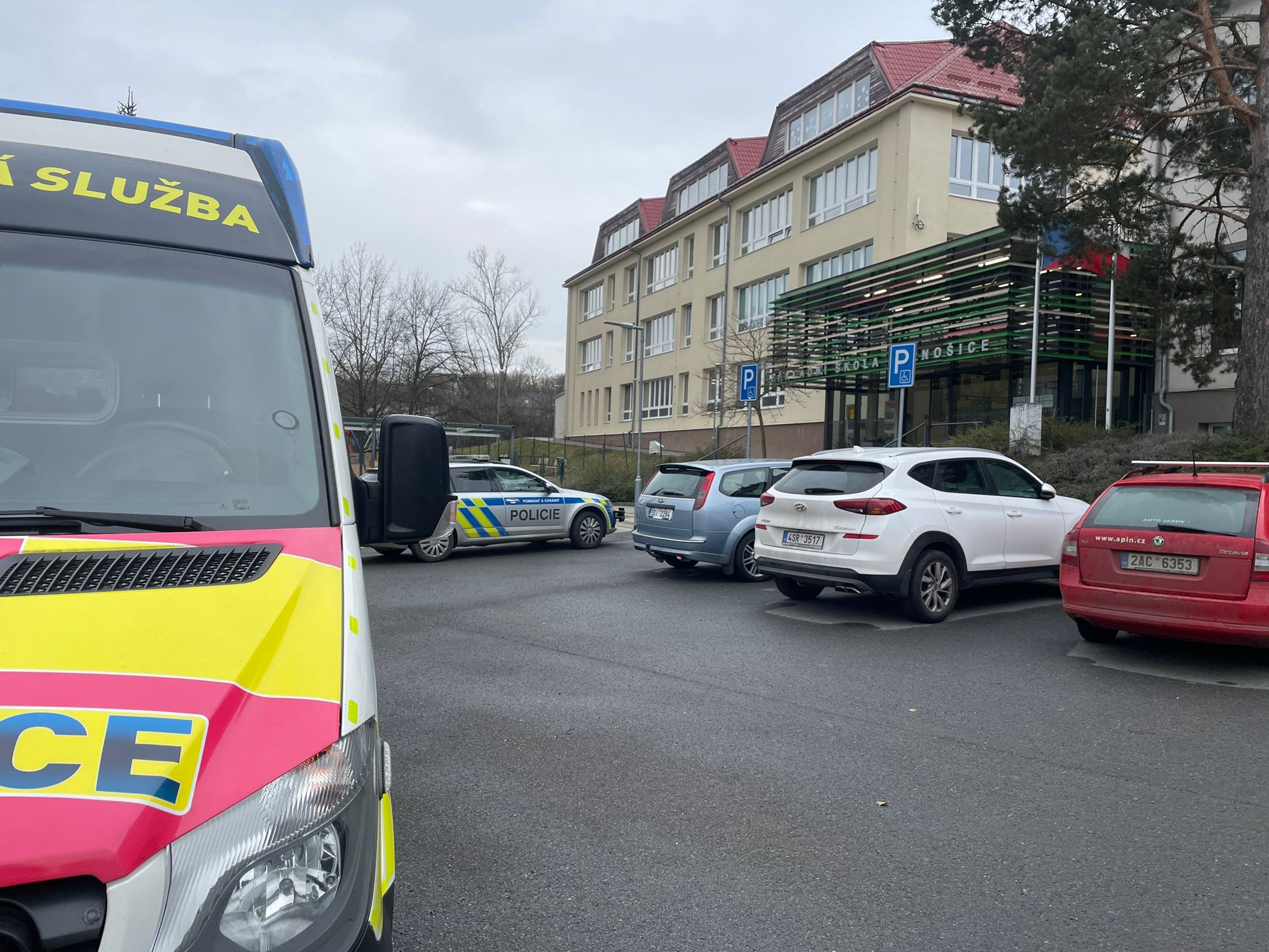 Zásah policie na základní škole v Černošicích - Zásah policie na základní škole v Černošicích (3/4)