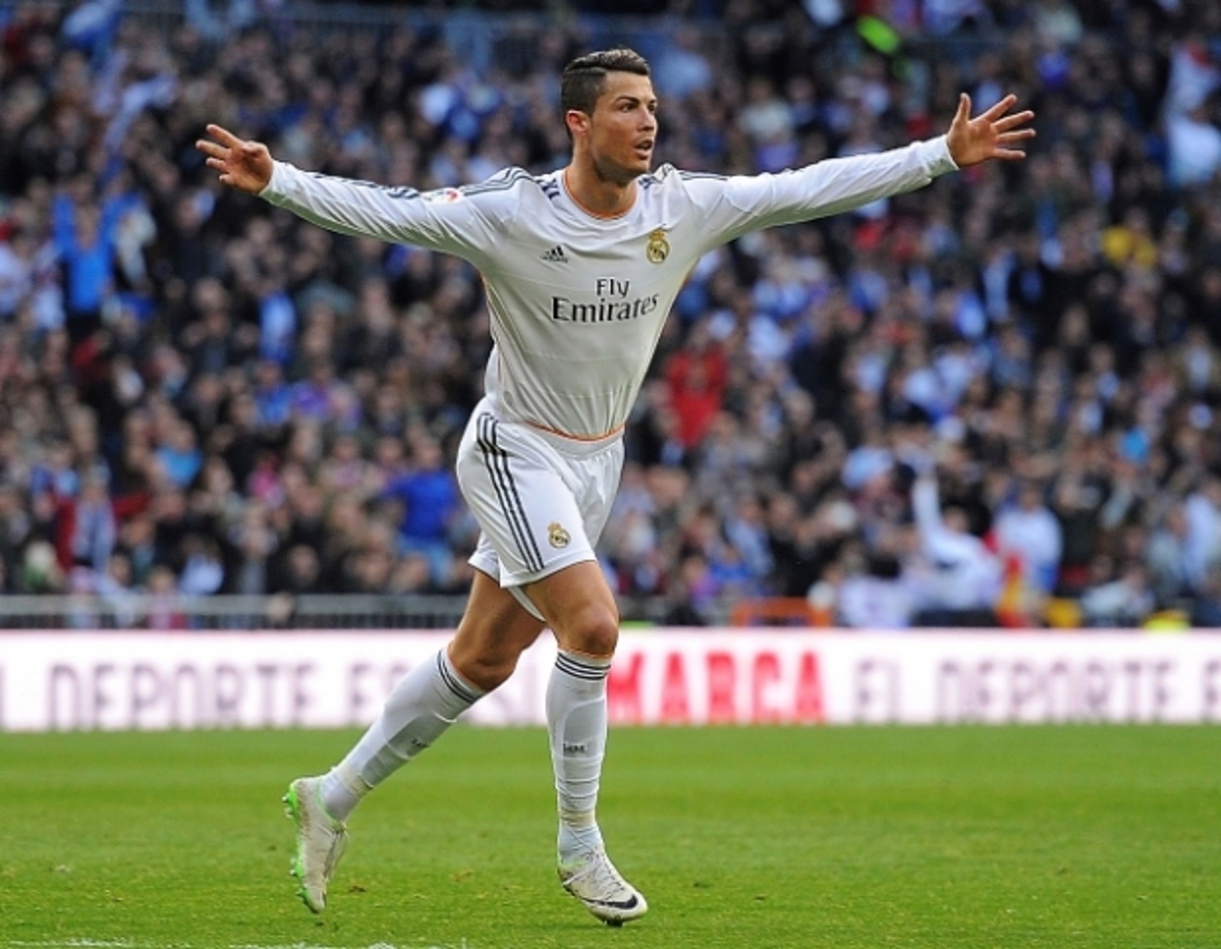 Cristiano Ronaldo ukázal na Santiago Bernabeu Zlatý míč - 9 - GALERIE: Cristiano Ronaldo ukázal na stadionu Zlatý míč (12/12)