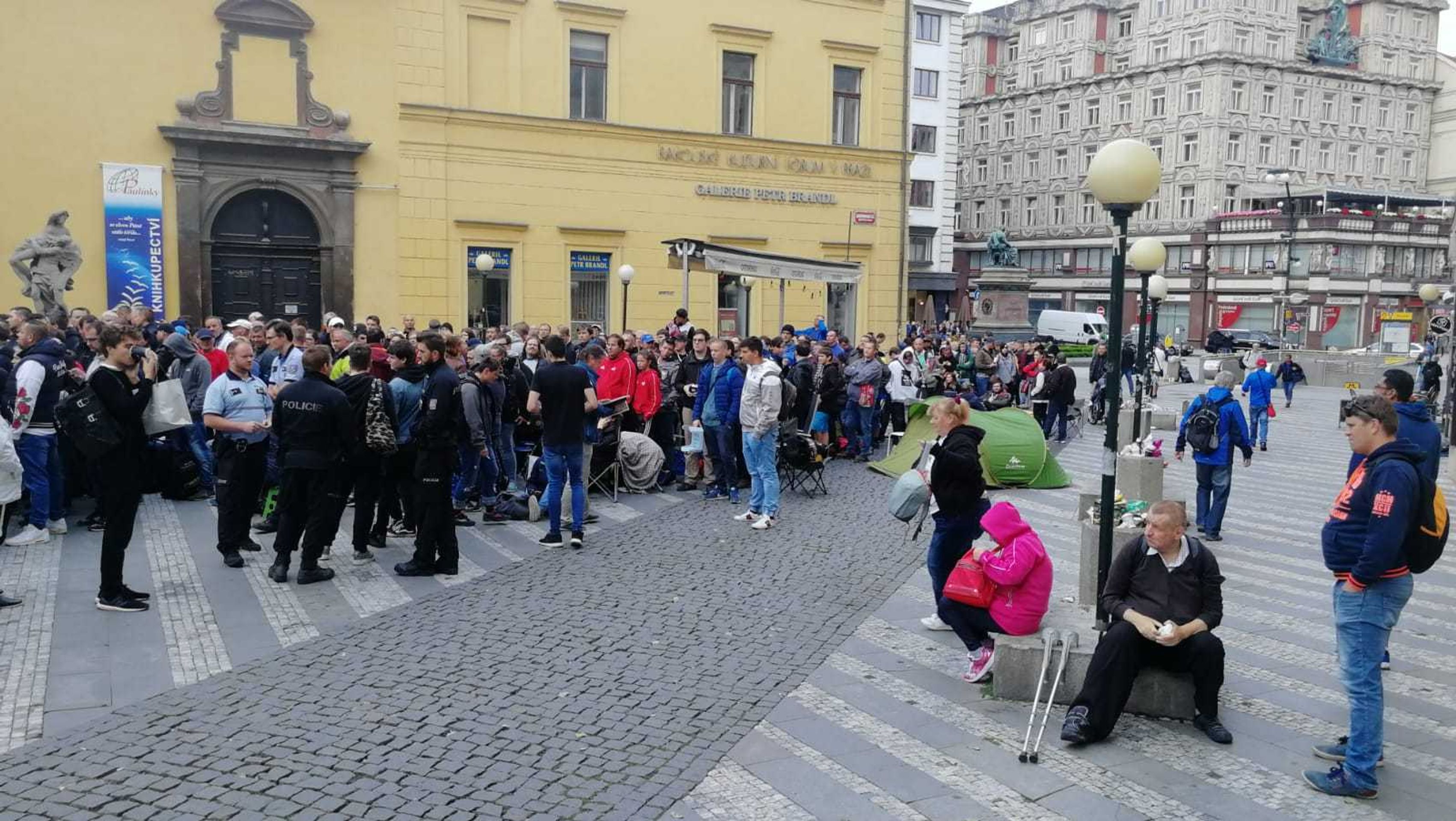 Fronta na bankovku je stále delší - 5 - GALERIE: Lidé čekají na bankovku s Gottem (11/15)