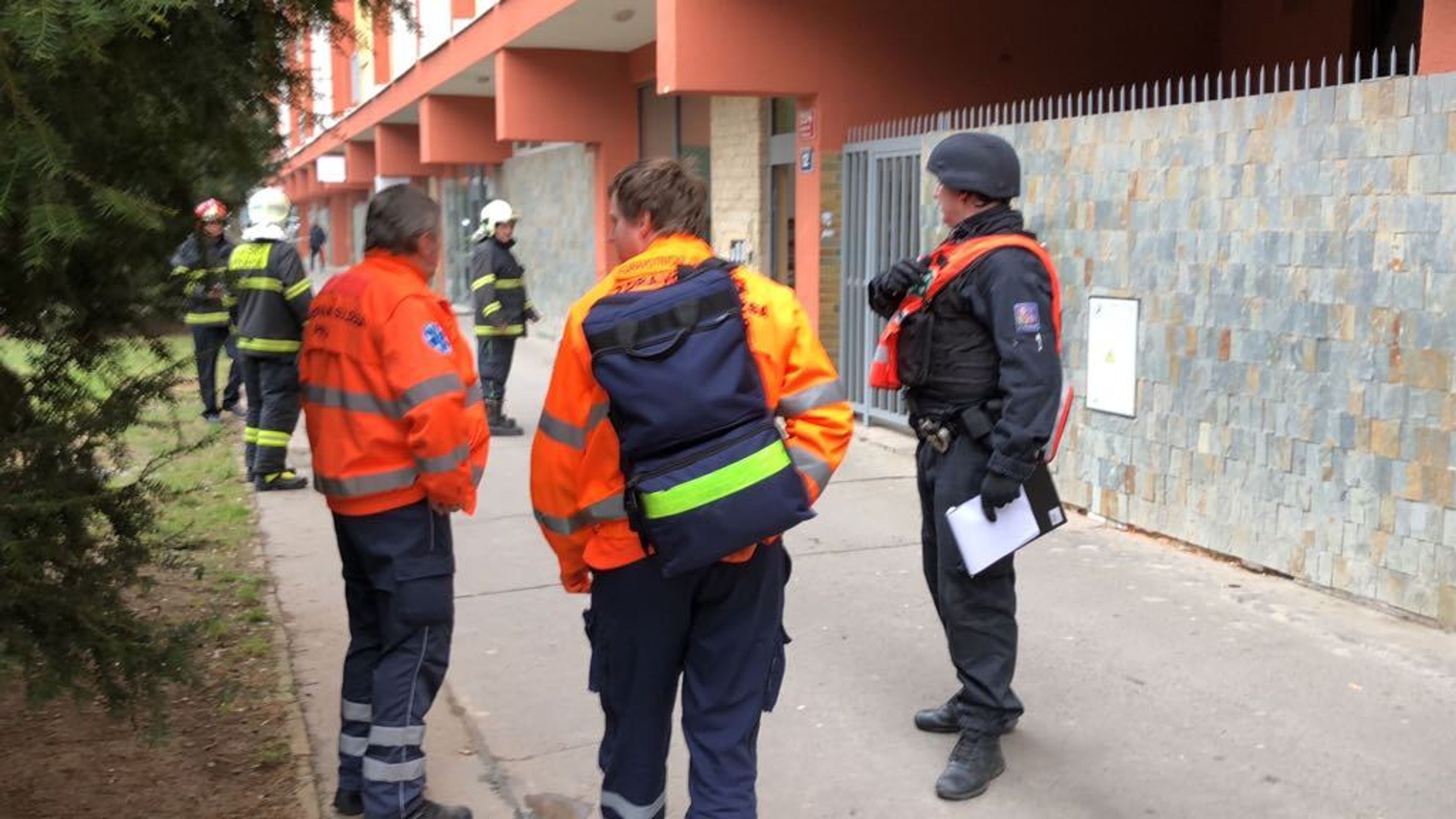 Evakuace a zásah policistů ve Famfulíkově ulici v Praze - 1 - GALERIE: Evakuace a zásah policistů ve Famfulíkově ulici (5/14)