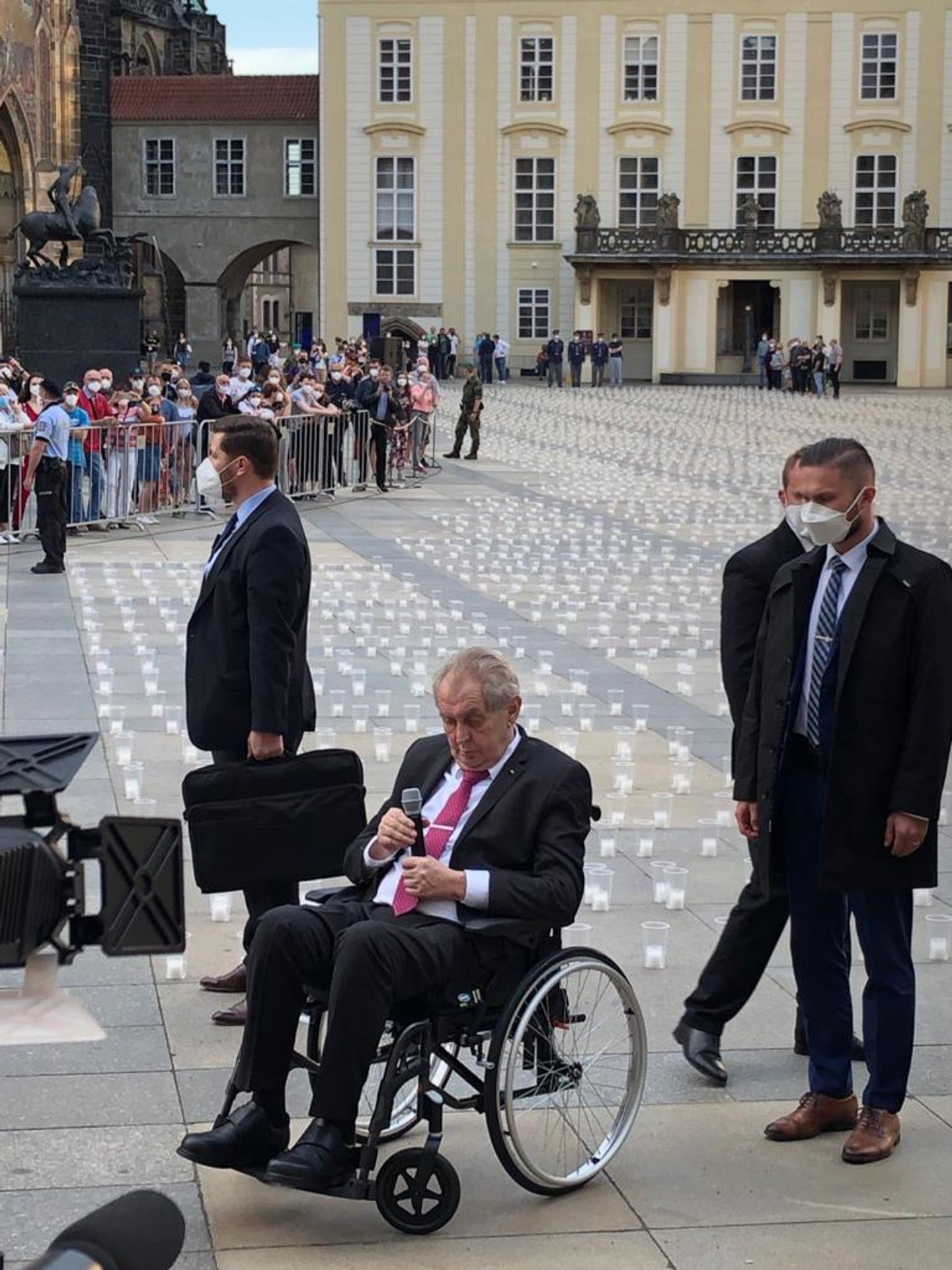 Pietní akce na Pražském hradě - 6 - GALERIE: Pietní akt za oběti koronaviru na Pražském hradě (9/9)
