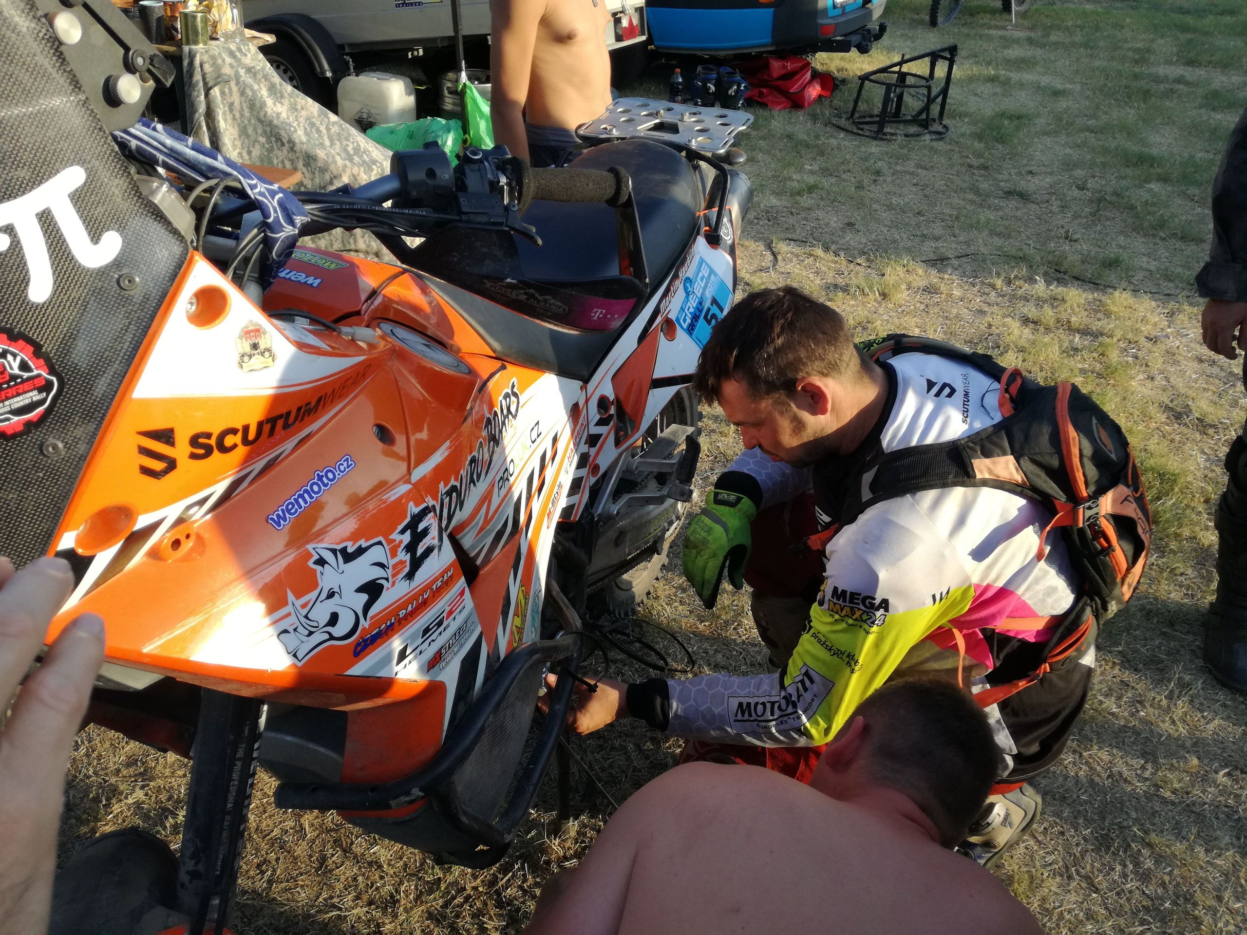Po dojezdu. Co vše bude třeba do noci opravovat? - GALERIE: Na motorce do Řecka II. (4/5)