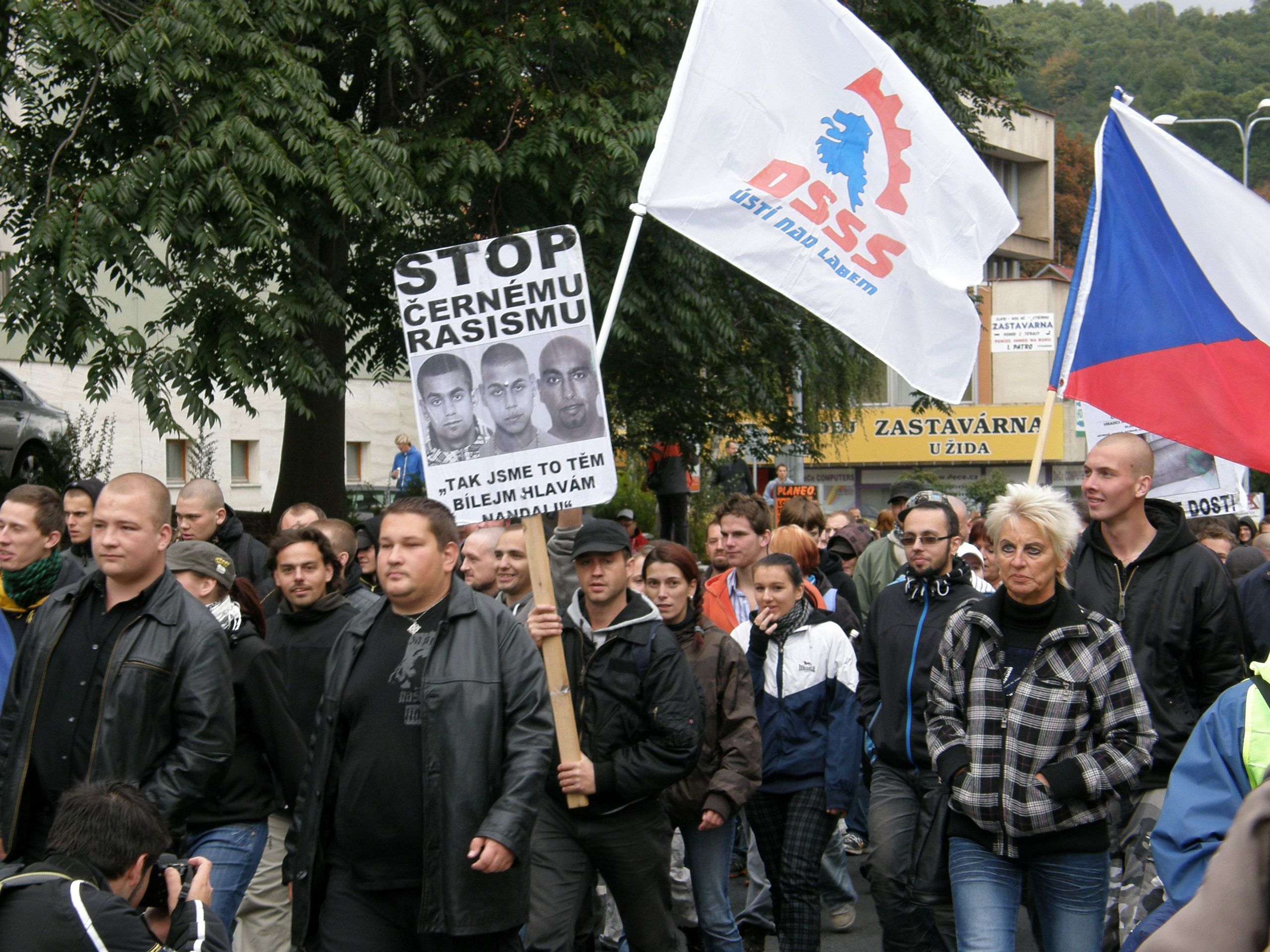 Demonstrace proti romské kriminalitě - 14 - GALERIE: Demonstrace proti romské kriminalitě (14/15)