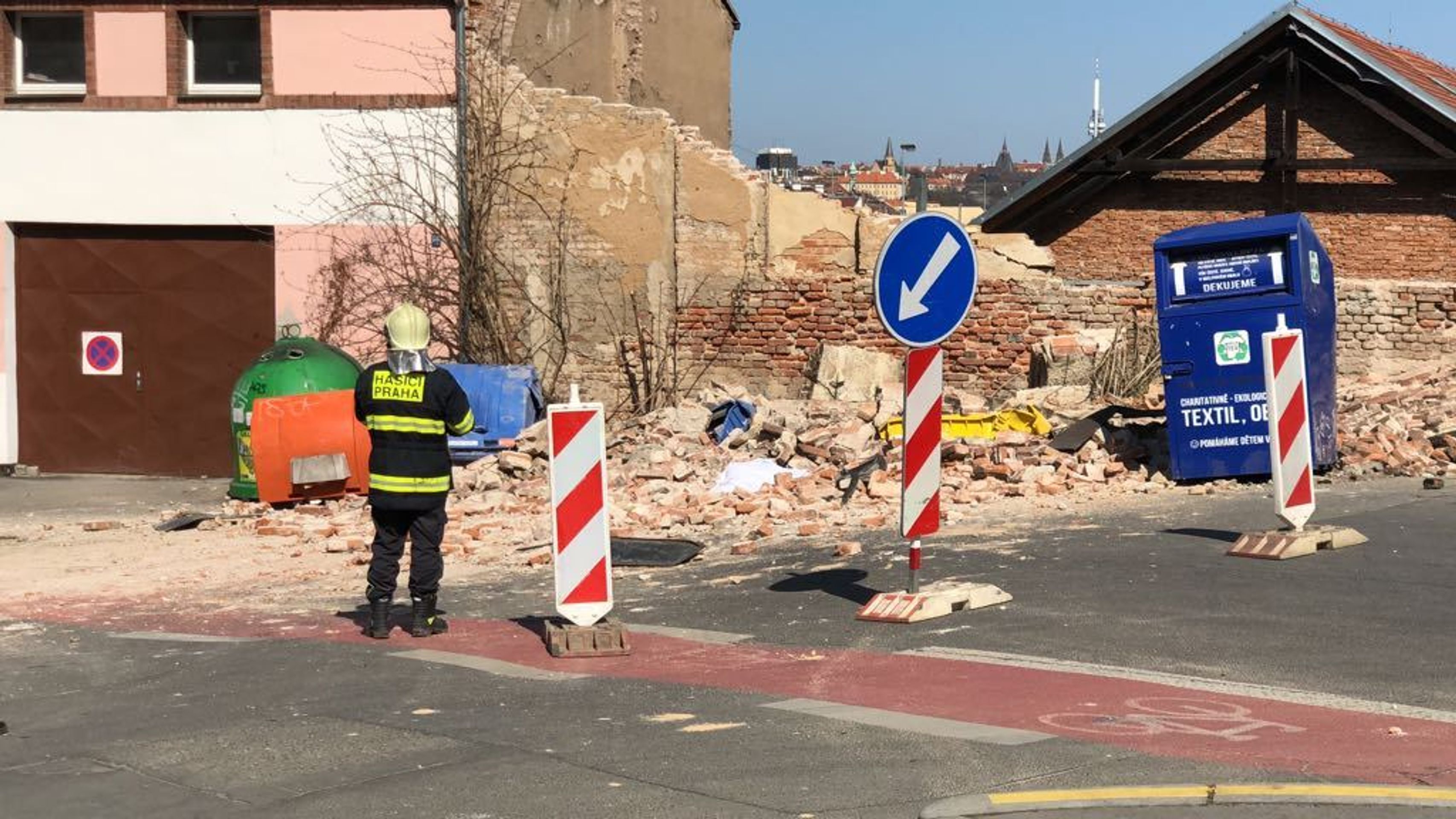 V Praze se zřítila zeď domu - 1 - GALERIE: V Praze se zřítila zeď domu (6/7)