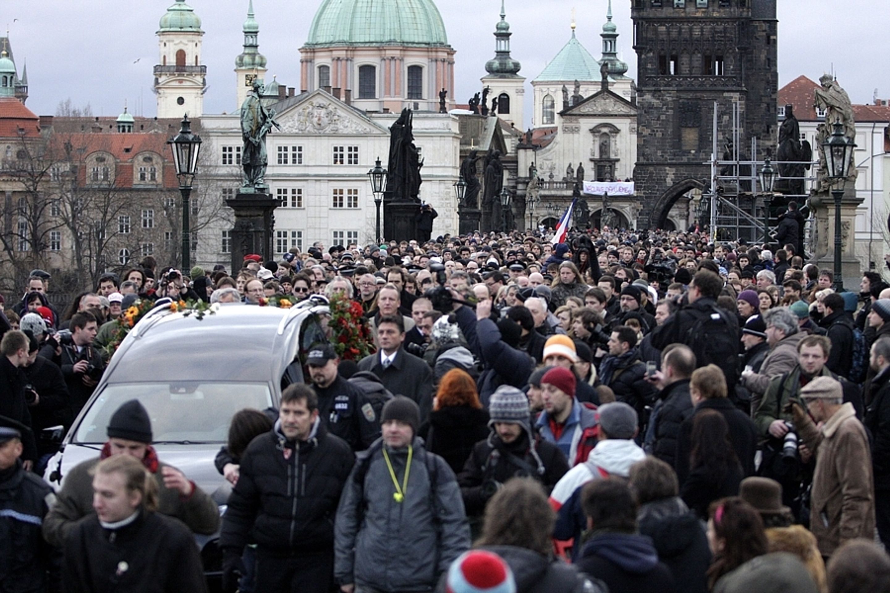 Průvod s rakví Václava Havla - 4 - GALERIE: Smuteční průvod za Václava Havla (26/28)