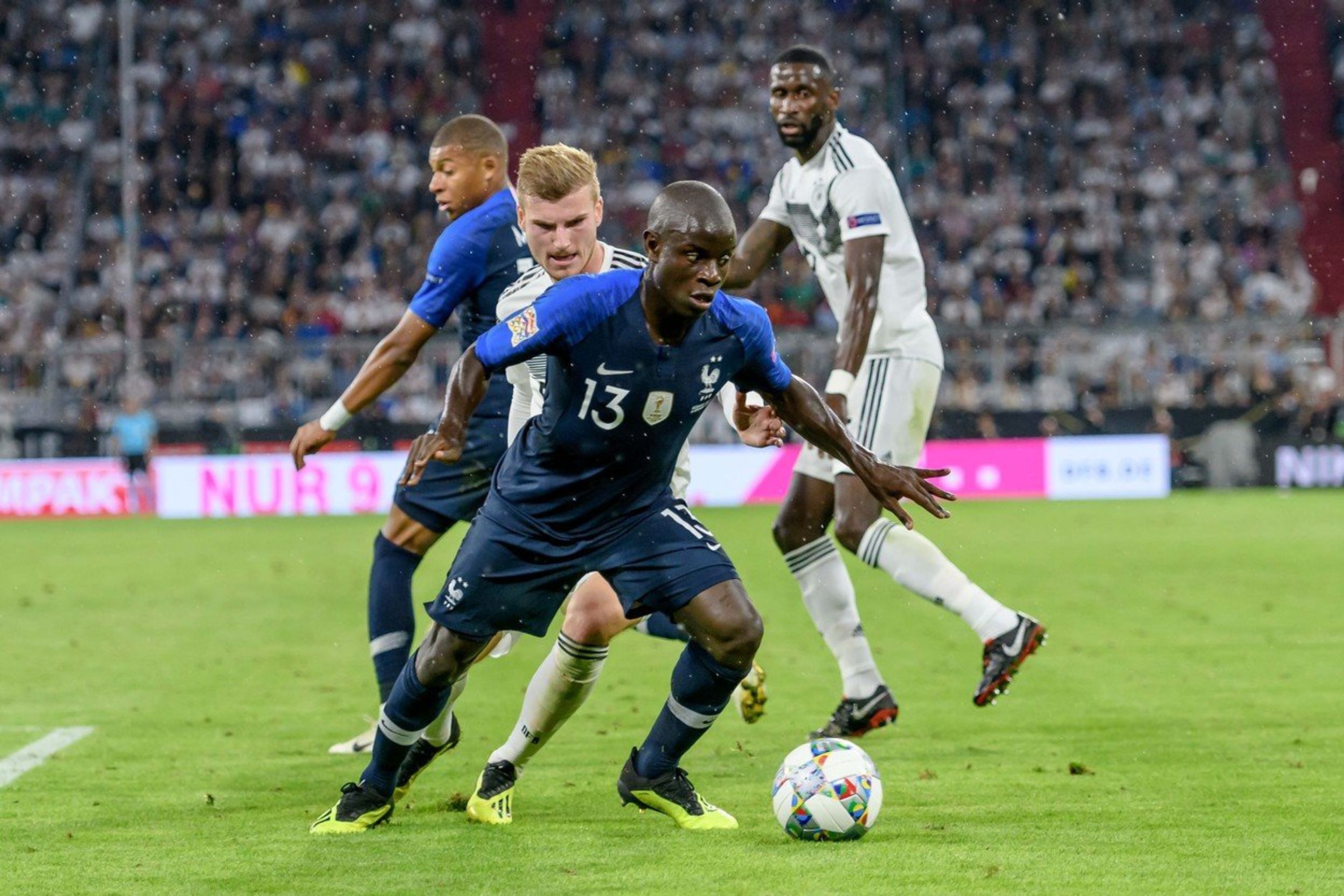 N'Golo Kanté - GALERIE: N'Golo Kanté ukázal, že si nepotrpí na hvězdné manýry (4/4)