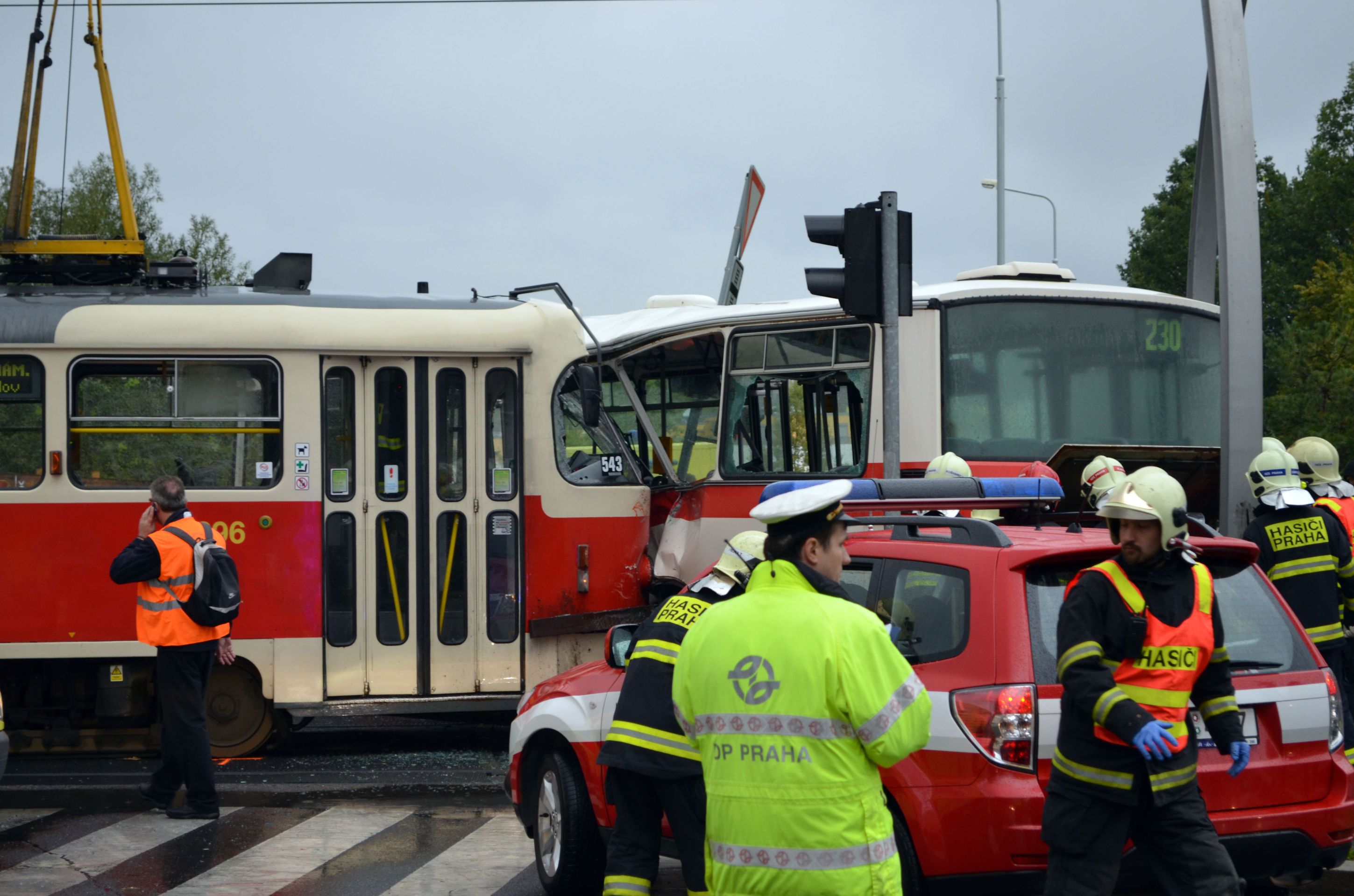 Srážka tramvaje s autobusem na Barrandově - 2 - Srážka tramvaje s autobusem (1/5)