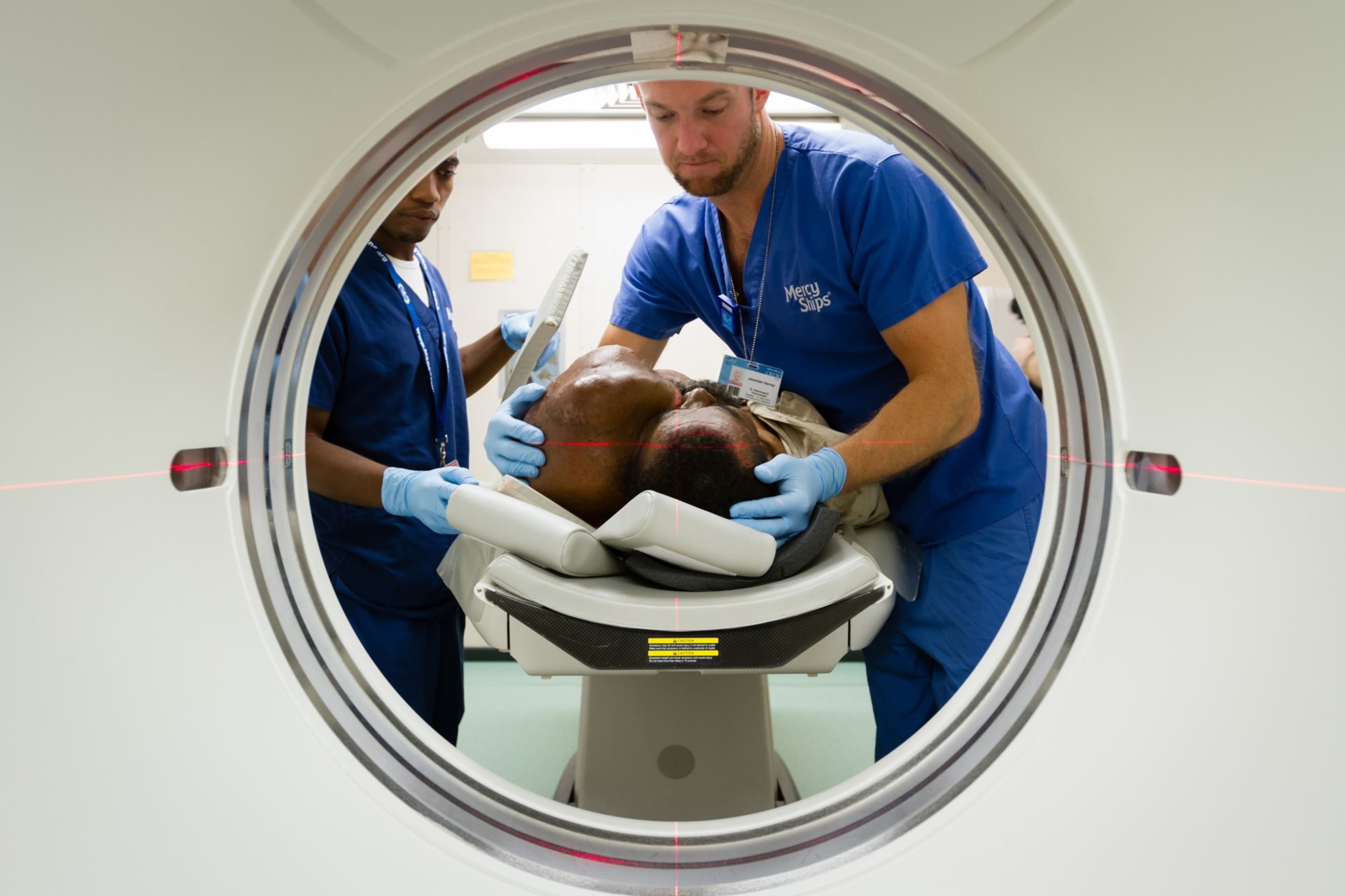 Sambany obří nádor - 1 - FOTOGALERIE: Obří nádor trápil muže 40 let, byl větší než jeho hlava (1/4)