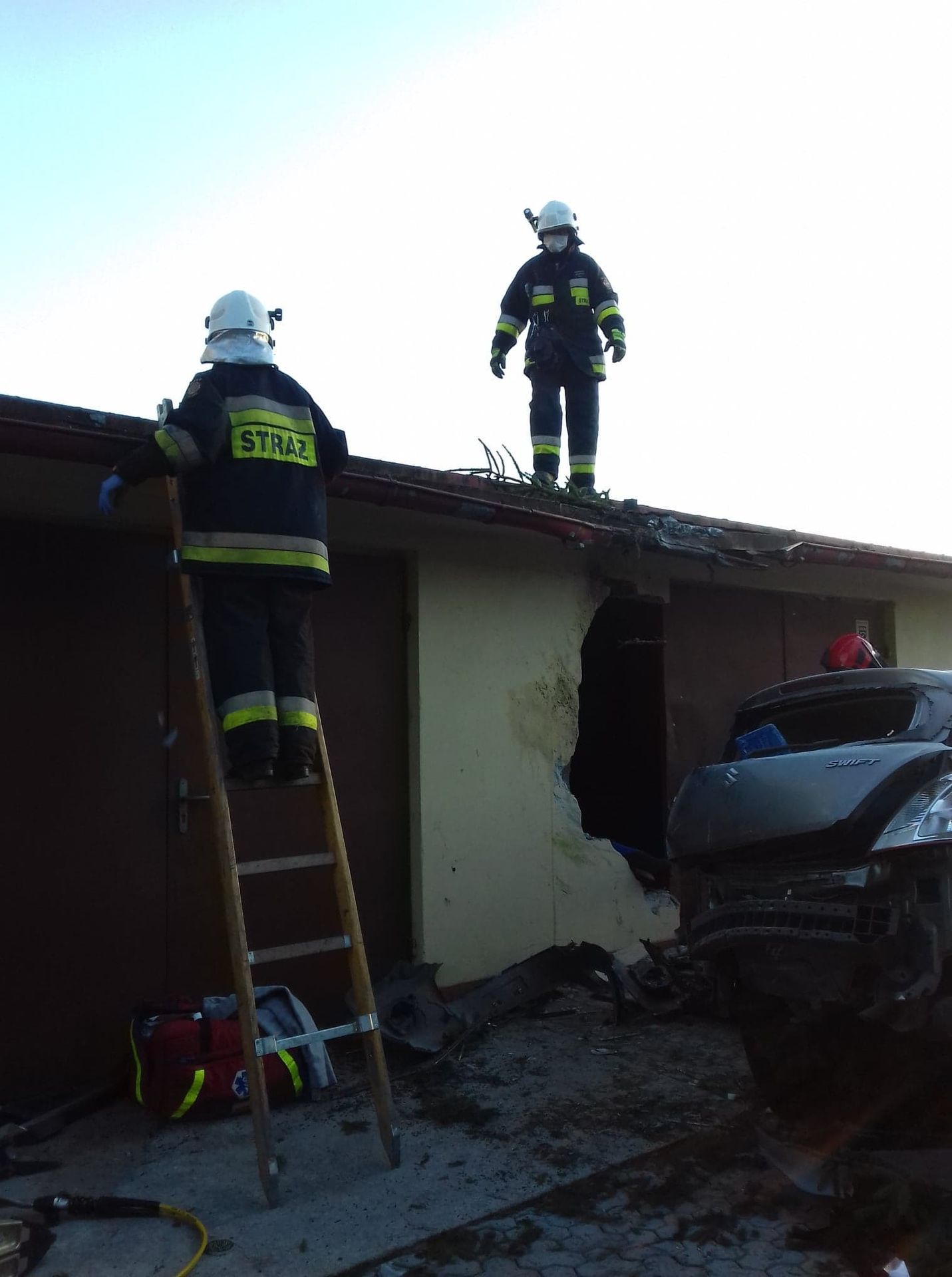 Auto letělo přes 60 metrů - 13 - Fotogalerie: Takhle dopadlo auto po šedesátimetrovém letu (5/9)