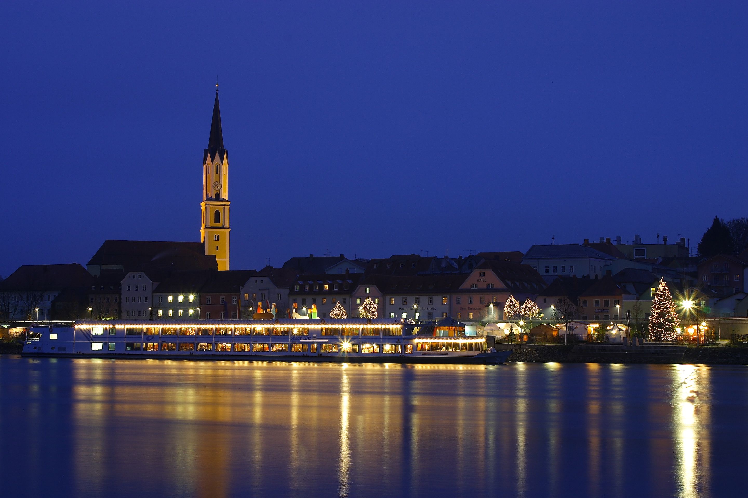 Nejzajímavější vánoční trhy v Evropě - Plovoucí adventní trhy – Vilshofen an der Donau, Německo - GALERIE: Nejzajímavější vánoční trhy v Evropě (1/22)