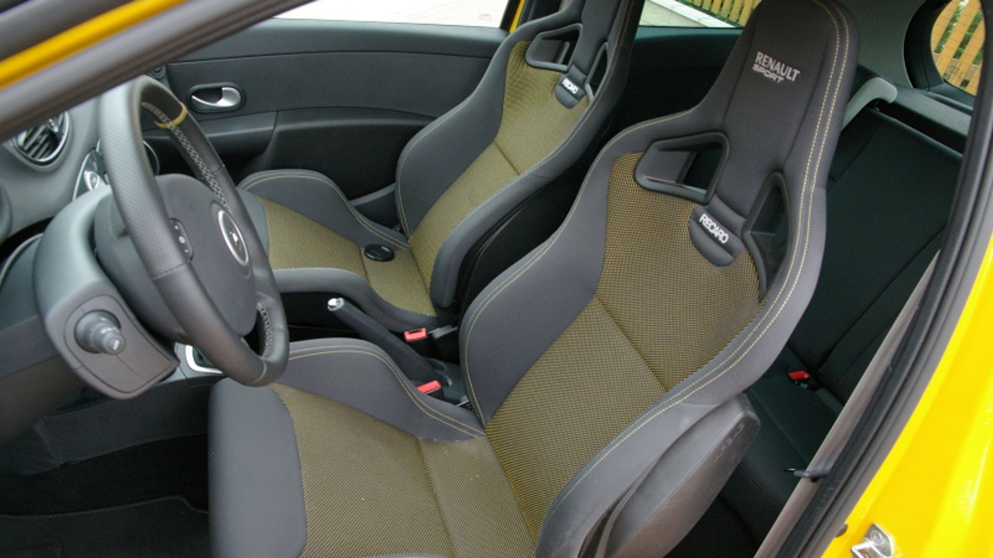 Renault Clio RS-4 - GALERIE Renault Clio RS (4/8)