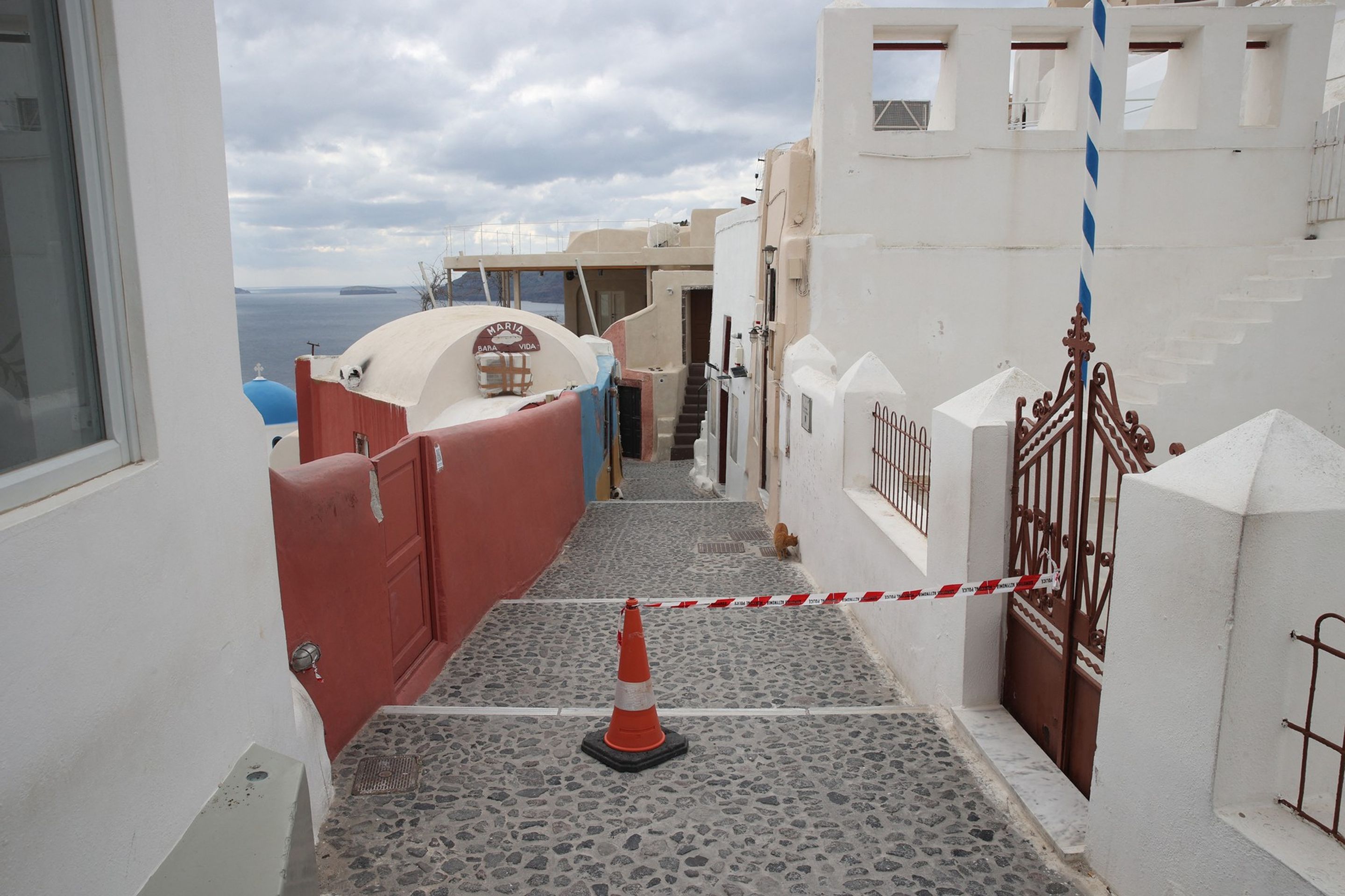 Na ostrově Santorini v Řecku platí stav nouze - Situace na ostrově Santorini (3/8)